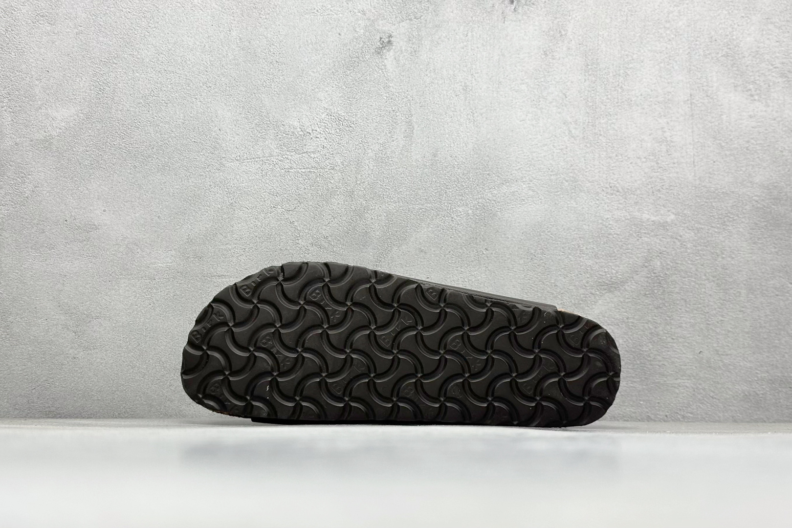 图片[4]-博肯 Birkenstock 二字拖凉鞋系列 广东原产#德国百年知名鞋履品牌·博肯Birkenstock 勃肯#采用质地柔软牛皮面料材质#中底搭载缓震软木橡胶 其特有的鞋床设计，贴合脚面穿着舒适 Birkenstock Milano中性软木鞋底经典款式，非常好搭，鞋底结实耐磨，适合夏天。 尺码：35-45-选品中心