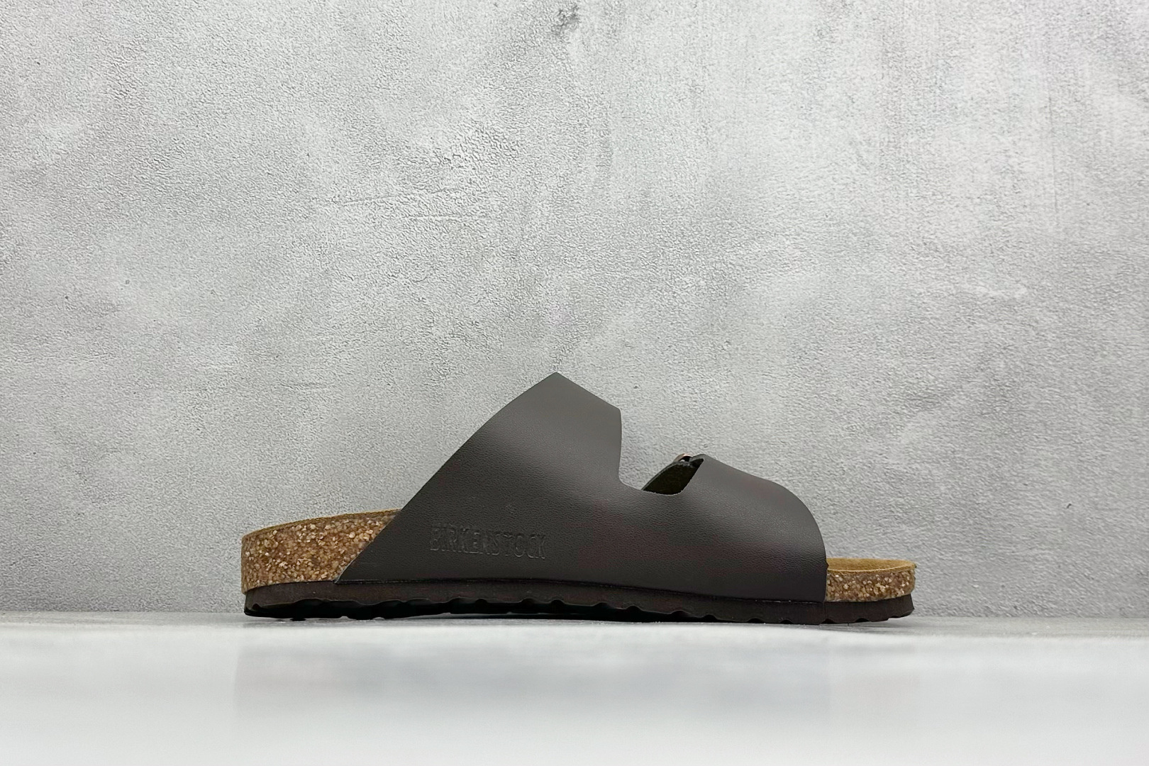 图片[2]-博肯 Birkenstock 二字拖凉鞋系列 广东原产#德国百年知名鞋履品牌·博肯Birkenstock 勃肯#采用质地柔软牛皮面料材质#中底搭载缓震软木橡胶 其特有的鞋床设计，贴合脚面穿着舒适 Birkenstock Milano中性软木鞋底经典款式，非常好搭，鞋底结实耐磨，适合夏天。 尺码：35-45-选品中心