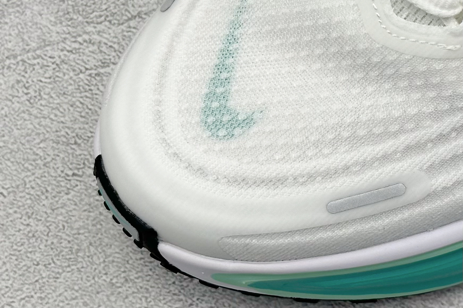 210 Nike VOMERO PLUS 轻盈跑鞋 版本 舒适百搭防滑耐磨 低帮 休闲跑步鞋 HV8154-100