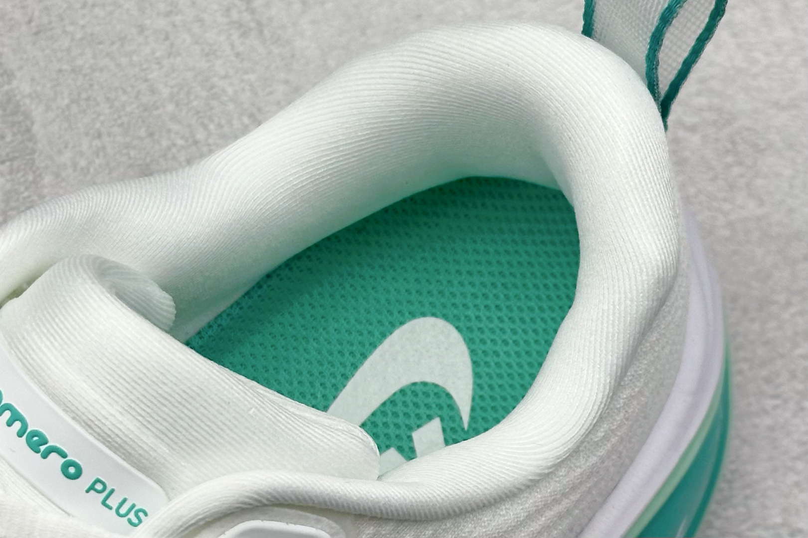 210 Nike VOMERO PLUS 轻盈跑鞋 版本 舒适百搭防滑耐磨 低帮 休闲跑步鞋 HV8154-100