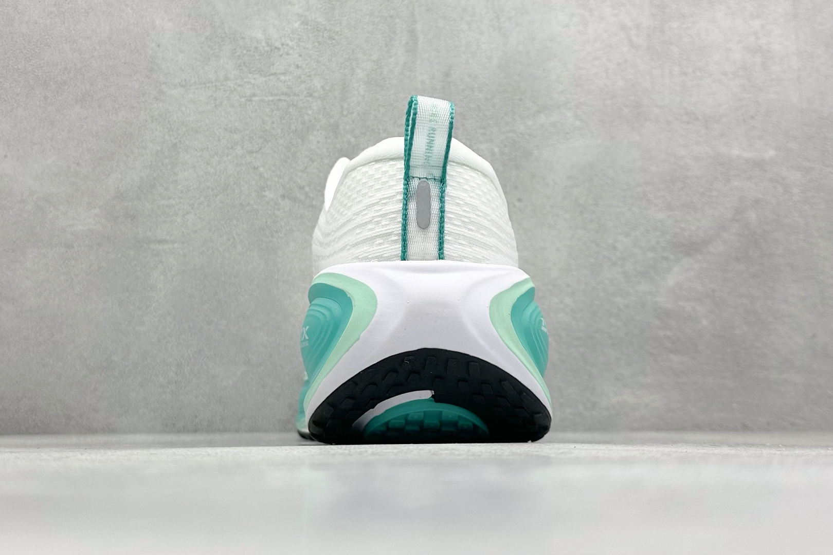 210 Nike VOMERO PLUS 轻盈跑鞋 版本 舒适百搭防滑耐磨 低帮 休闲跑步鞋 HV8154-100