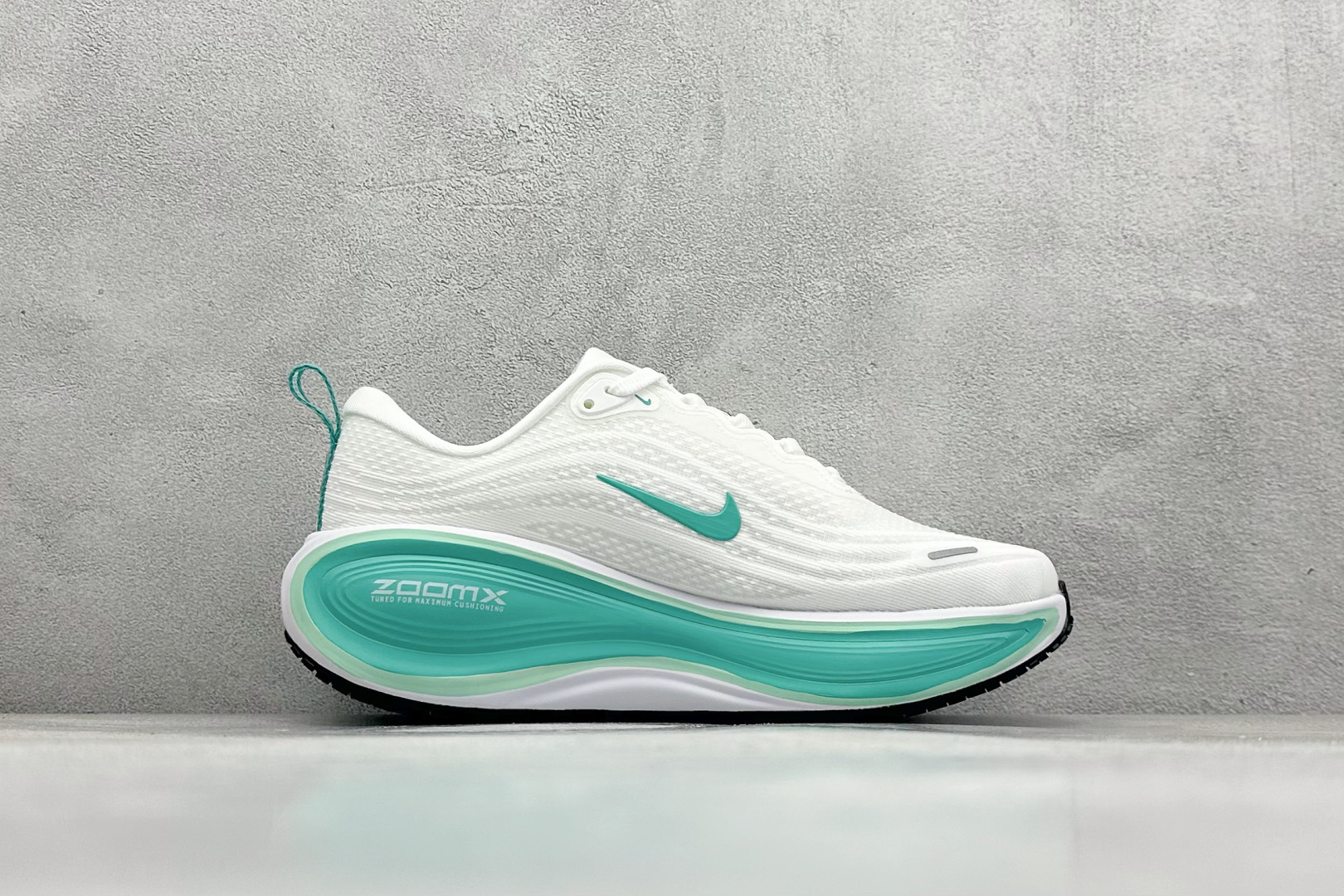 210 Nike VOMERO PLUS 轻盈跑鞋 版本 舒适百搭防滑耐磨 低帮 休闲跑步鞋 HV8154-100