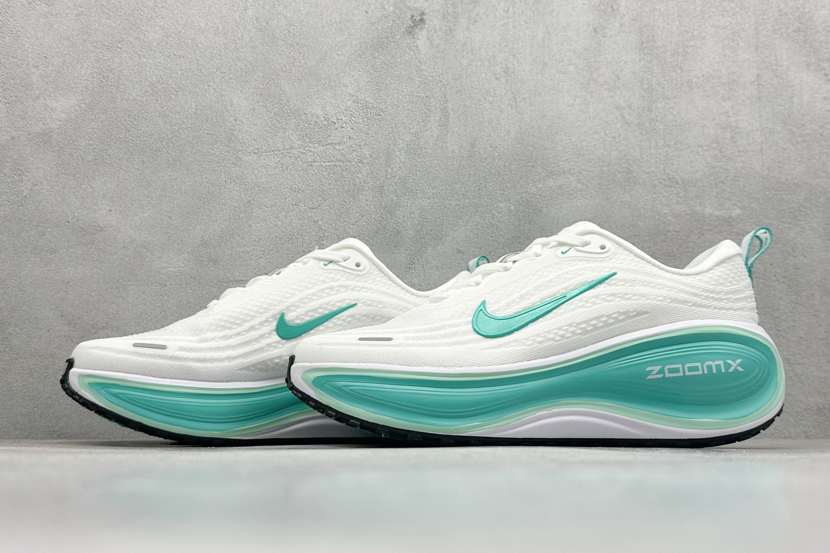 210 Nike VOMERO PLUS 轻盈跑鞋 版本 舒适百搭防滑耐磨 低帮 休闲跑步鞋 HV8154-100