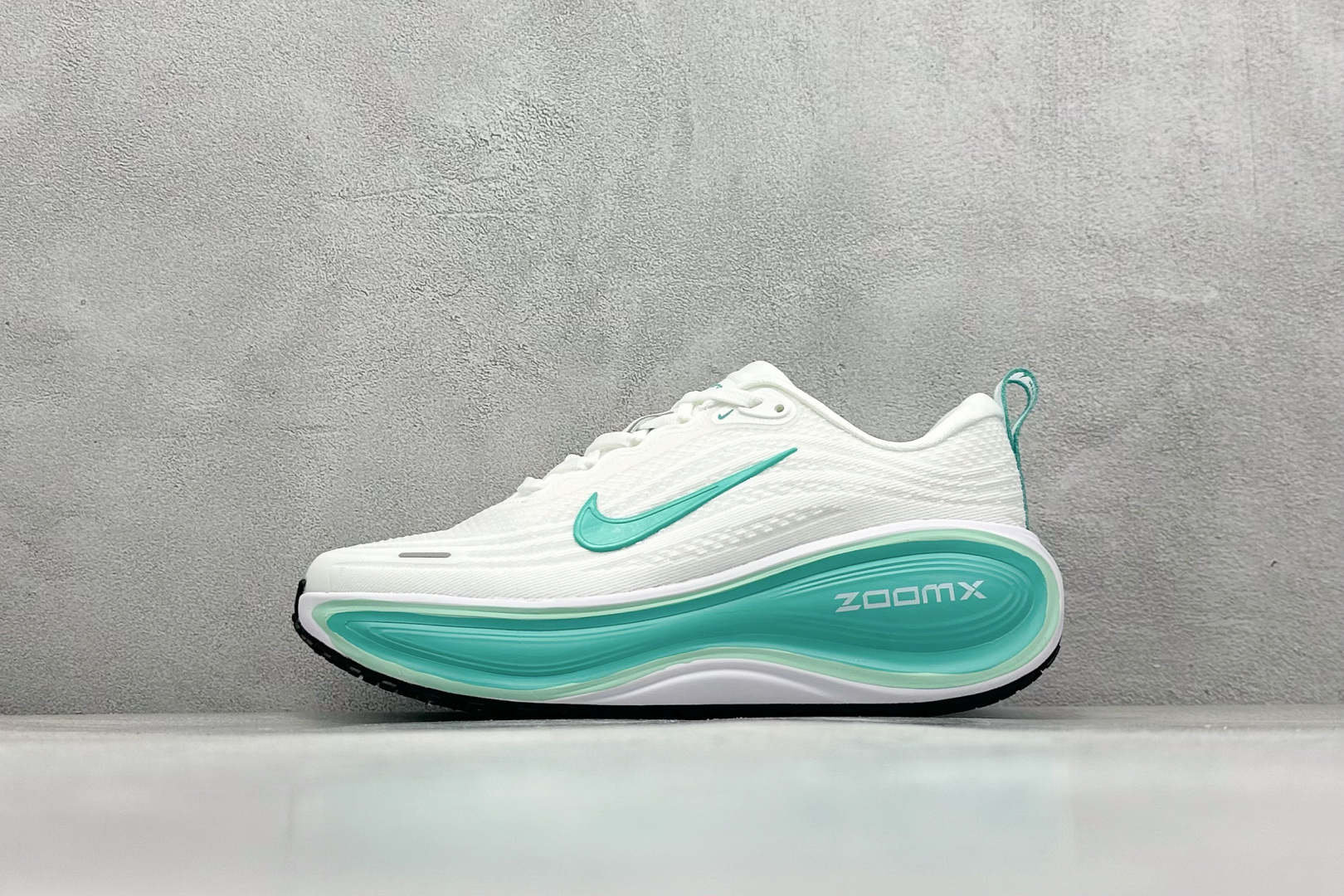 210 Nike VOMERO PLUS 轻盈跑鞋 版本 舒适百搭防滑耐磨 低帮 休闲跑步鞋 HV8154-100