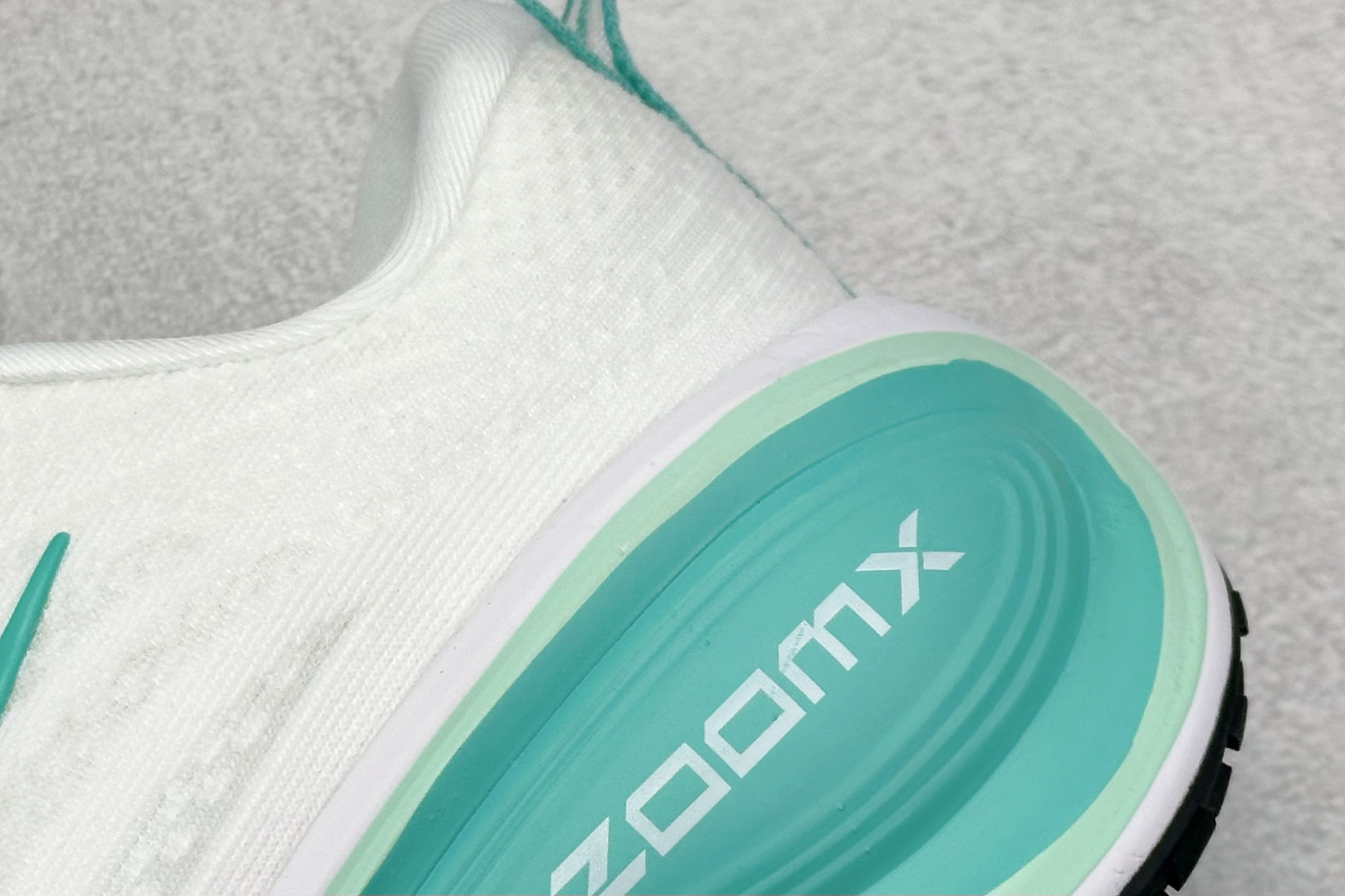 210 Nike VOMERO PLUS 轻盈跑鞋 版本 舒适百搭防滑耐磨 低帮 休闲跑步鞋 HV8154-100
