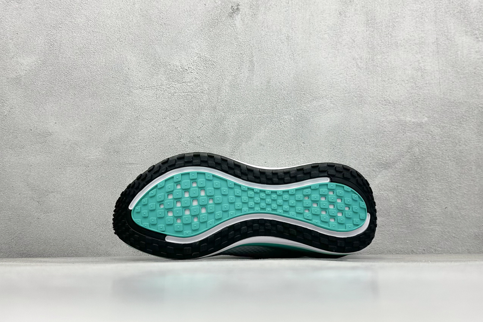 210 Nike VOMERO PLUS 轻盈跑鞋 版本 舒适百搭防滑耐磨 低帮 休闲跑步鞋 HV8154-100