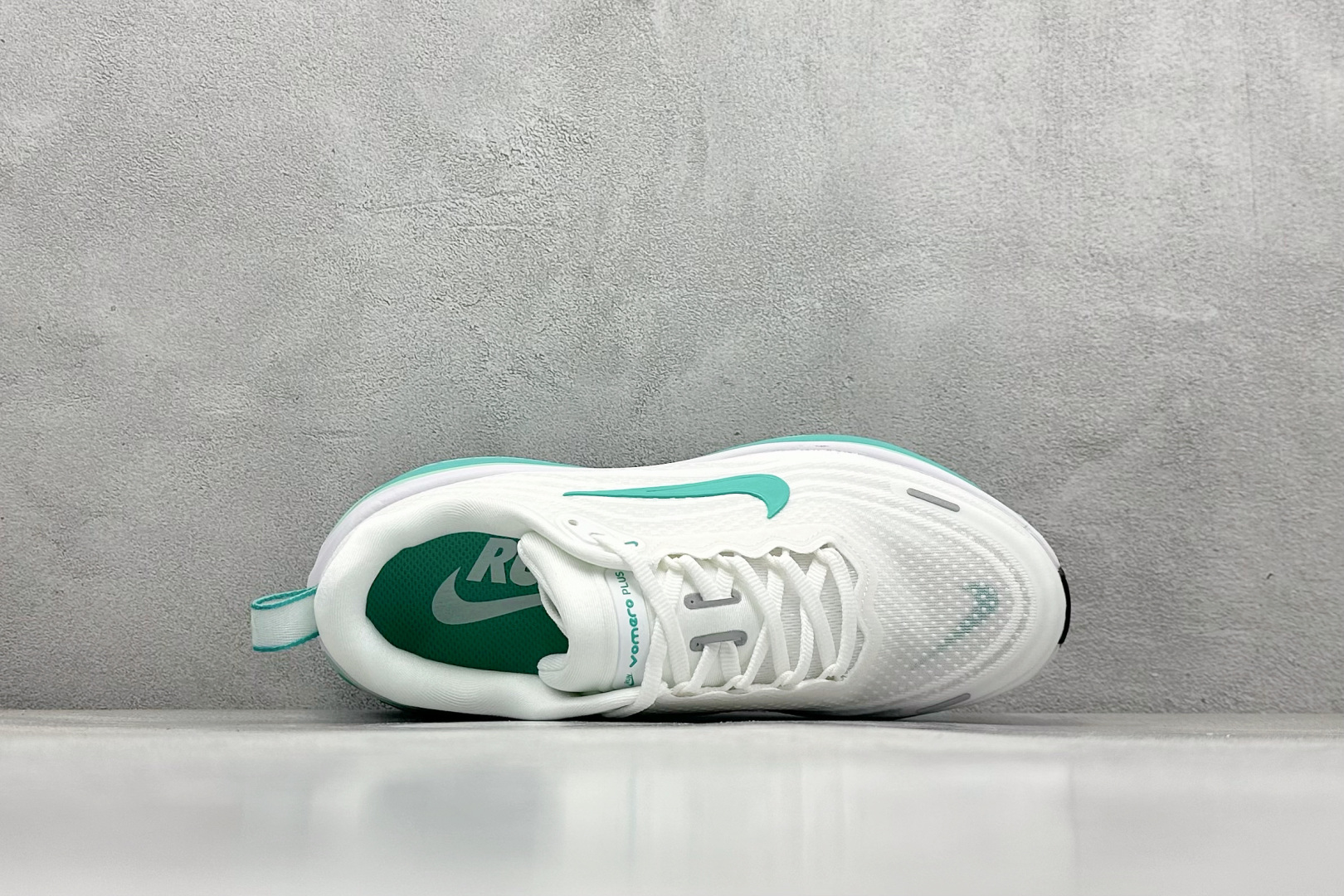 210 Nike VOMERO PLUS 轻盈跑鞋 版本 舒适百搭防滑耐磨 低帮 休闲跑步鞋 HV8154-100
