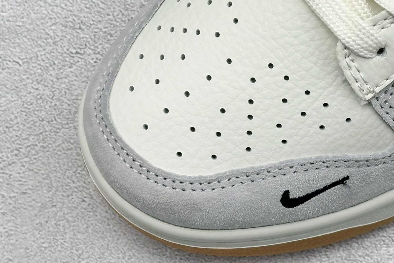 图片[7]-福利特价  Nk SB Dunk Low 黑8联名-米灰黑生胶 周年高端定制 低帮休闲板鞋  #定制鞋盒 大厂纯原品质出货 超高清洁度 皮料切割干净无任何毛边 细节完美 货号：CH6336-227  尺码：36 36.5 37.5 38 38.5 39 40 40.5 41 42 42.5 43 44 44.5 45-选品中心