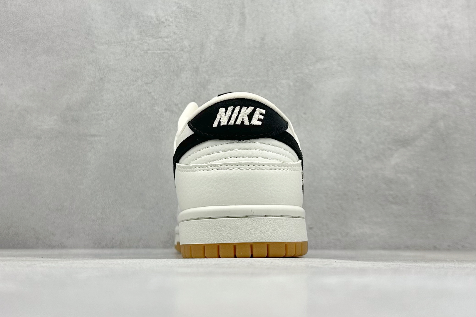 图片[6]-福利特价  Nk SB Dunk Low 黑8联名-米灰黑生胶 周年高端定制 低帮休闲板鞋  #定制鞋盒 大厂纯原品质出货 超高清洁度 皮料切割干净无任何毛边 细节完美 货号：CH6336-227  尺码：36 36.5 37.5 38 38.5 39 40 40.5 41 42 42.5 43 44 44.5 45-选品中心