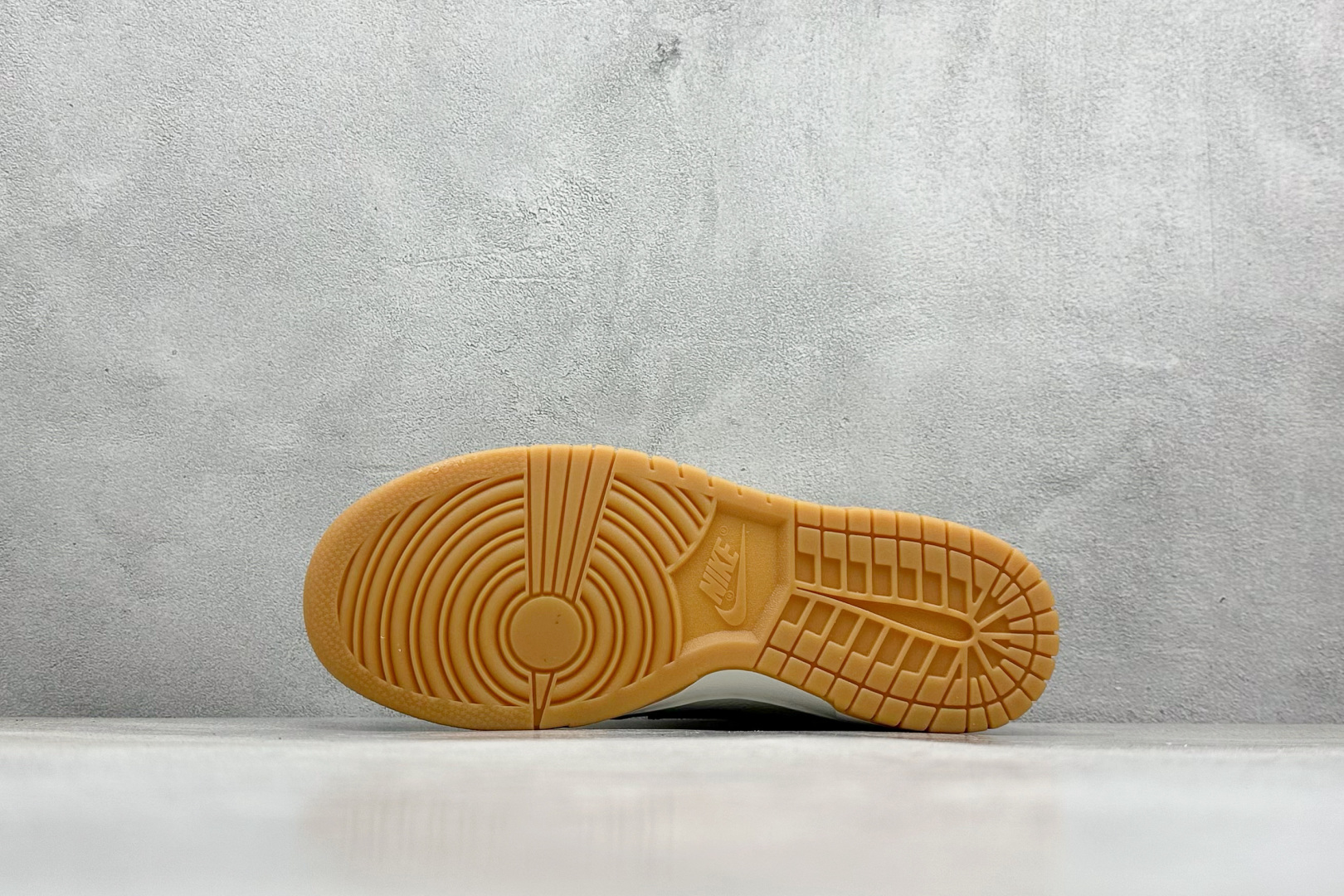 图片[4]-福利特价  Nk SB Dunk Low 黑8联名-米灰黑生胶 周年高端定制 低帮休闲板鞋  #定制鞋盒 大厂纯原品质出货 超高清洁度 皮料切割干净无任何毛边 细节完美 货号：CH6336-227  尺码：36 36.5 37.5 38 38.5 39 40 40.5 41 42 42.5 43 44 44.5 45-选品中心