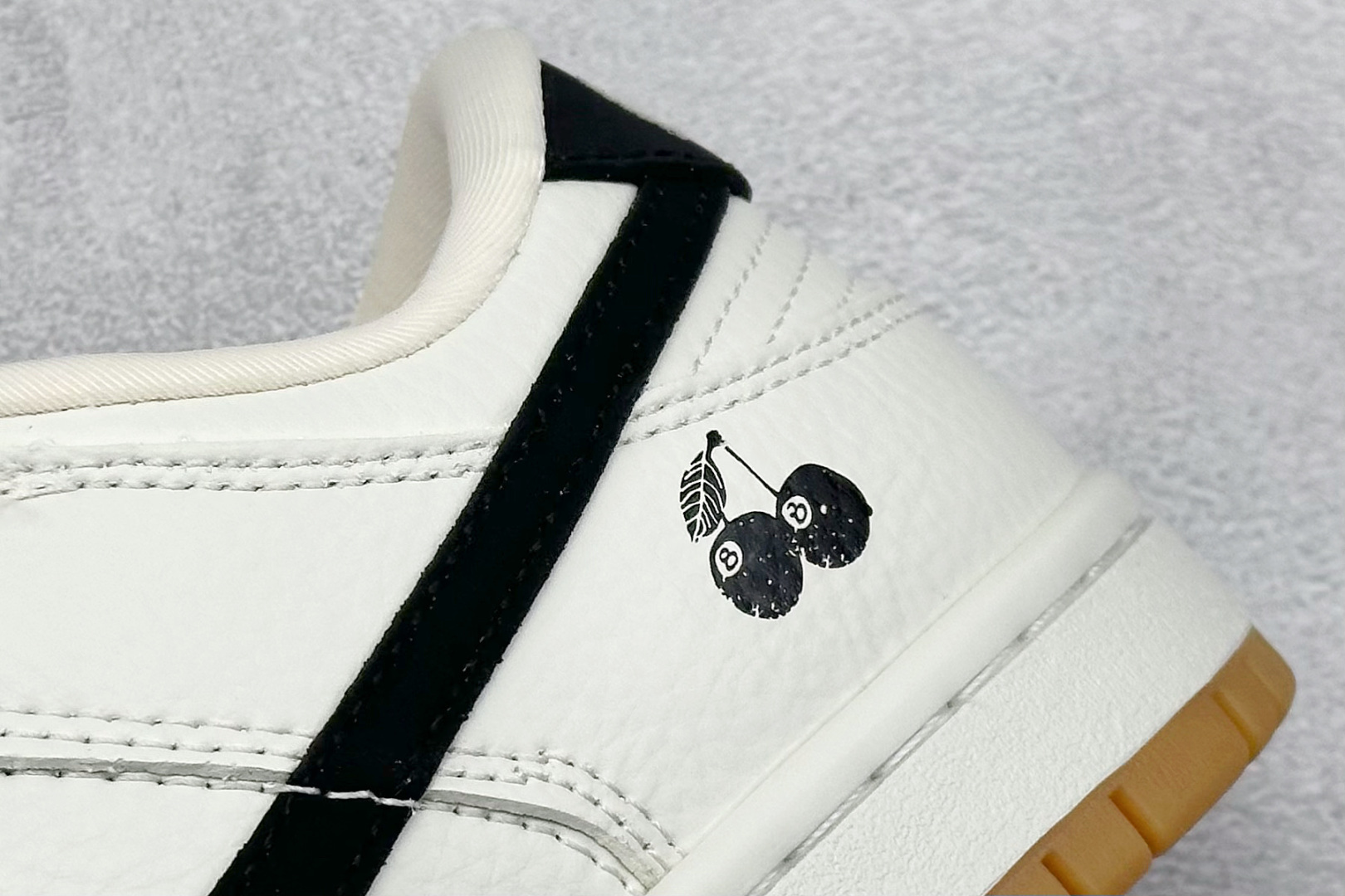 图片[9]-福利特价  Nk SB Dunk Low 黑8联名-米灰黑生胶 周年高端定制 低帮休闲板鞋  #定制鞋盒 大厂纯原品质出货 超高清洁度 皮料切割干净无任何毛边 细节完美 货号：CH6336-227  尺码：36 36.5 37.5 38 38.5 39 40 40.5 41 42 42.5 43 44 44.5 45-选品中心