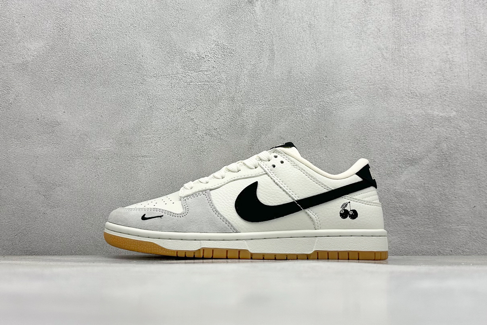 福利特价  Nk SB Dunk Low 黑8联名-米灰黑生胶 周年高端定制 低帮休闲板鞋  #定制鞋盒 大厂纯原品质出货 超高清洁度 皮料切割干净无任何毛边 细节完美 货号：CH6336-227  尺码：36 36.5 37.5 38 38.5 39 40 40.5 41 42 42.5 43 44 44.5 45-选品中心