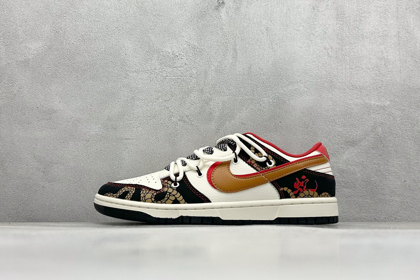 
Nike SB Dunk Low 蛇年限定 白黑红双钩绑带
纯原大厂出品 极力推荐
原装头层材料 独家