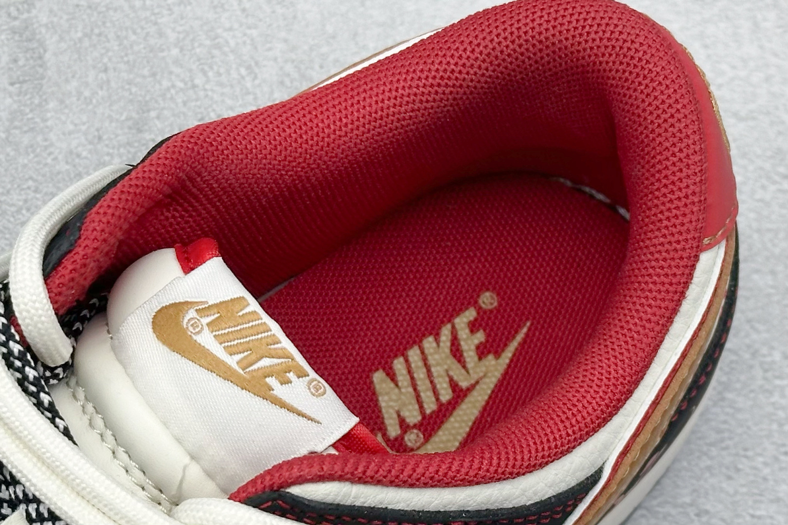 
Nike SB Dunk Low 蛇年限定 白黑红双钩绑带
纯原大厂出品 极力推荐
原装头层材料 独家