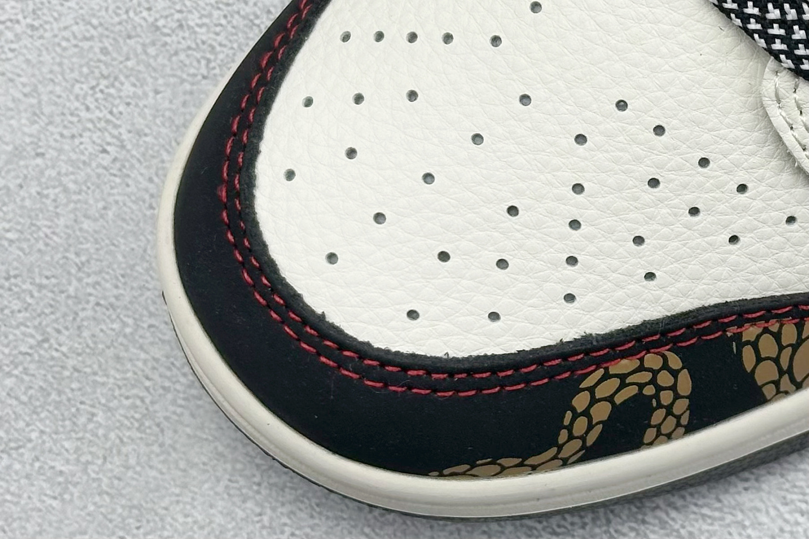 
Nike SB Dunk Low 蛇年限定 白黑红双钩绑带
纯原大厂出品 极力推荐
原装头层材料 独家