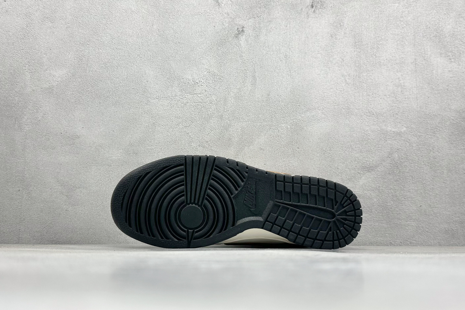 
Nike SB Dunk Low 蛇年限定 白黑红双钩绑带
纯原大厂出品 极力推荐
原装头层材料 独家