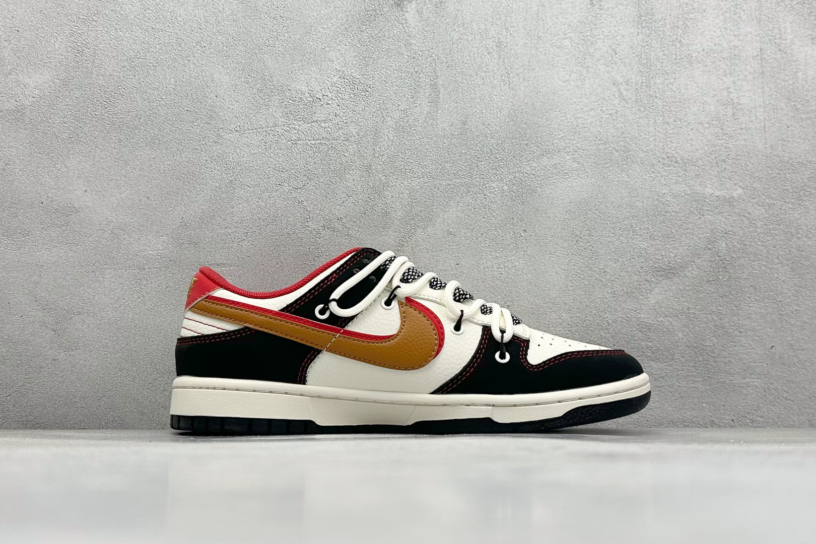 
Nike SB Dunk Low 蛇年限定 白黑红双钩绑带
纯原大厂出品 极力推荐
原装头层材料 独家
