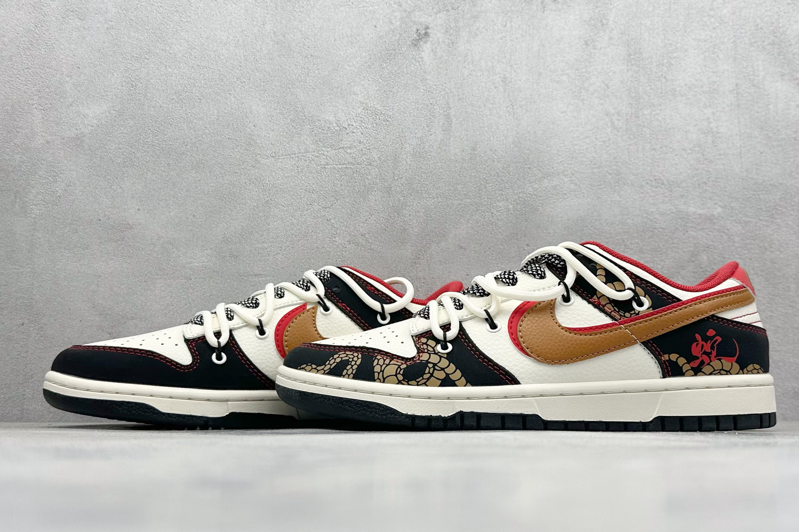 
Nike SB Dunk Low 蛇年限定 白黑红双钩绑带
纯原大厂出品 极力推荐
原装头层材料 独家