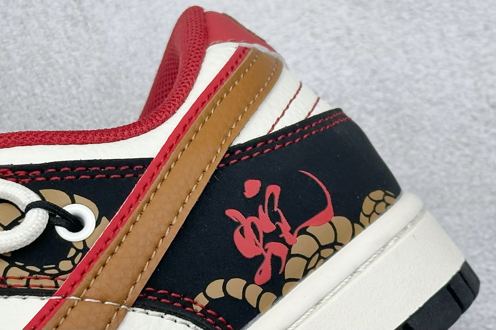 
Nike SB Dunk Low 蛇年限定 白黑红双钩绑带
纯原大厂出品 极力推荐
原装头层材料 独家