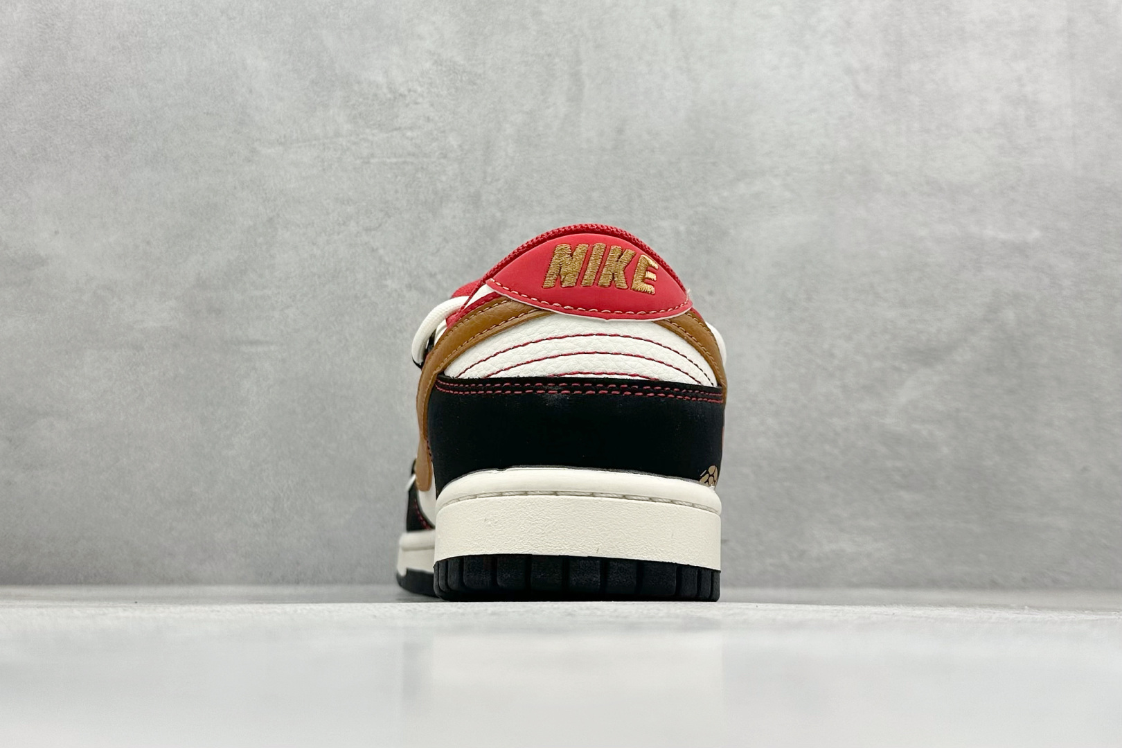 
Nike SB Dunk Low 蛇年限定 白黑红双钩绑带
纯原大厂出品 极力推荐
原装头层材料 独家