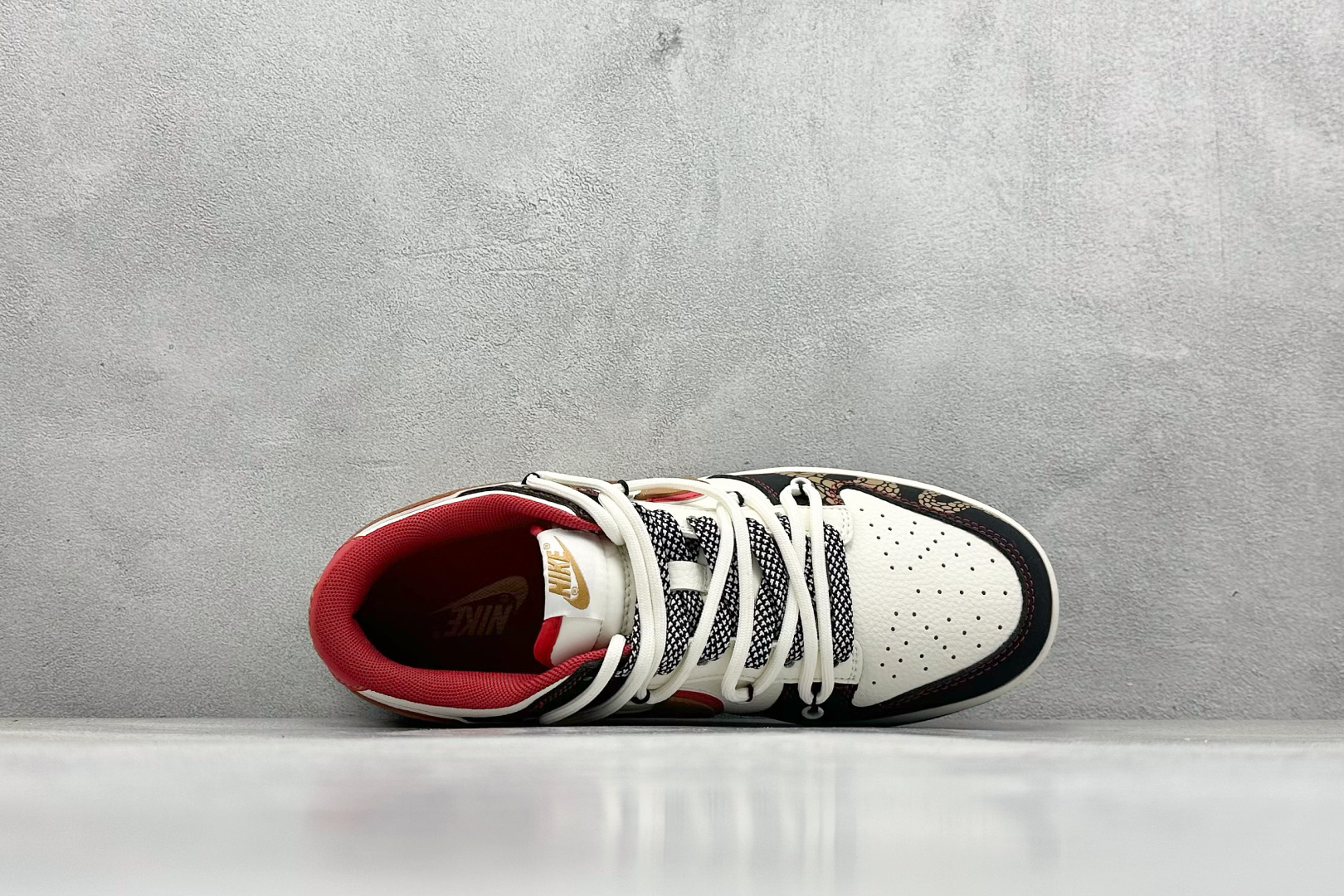 
Nike SB Dunk Low 蛇年限定 白黑红双钩绑带
纯原大厂出品 极力推荐
原装头层材料 独家