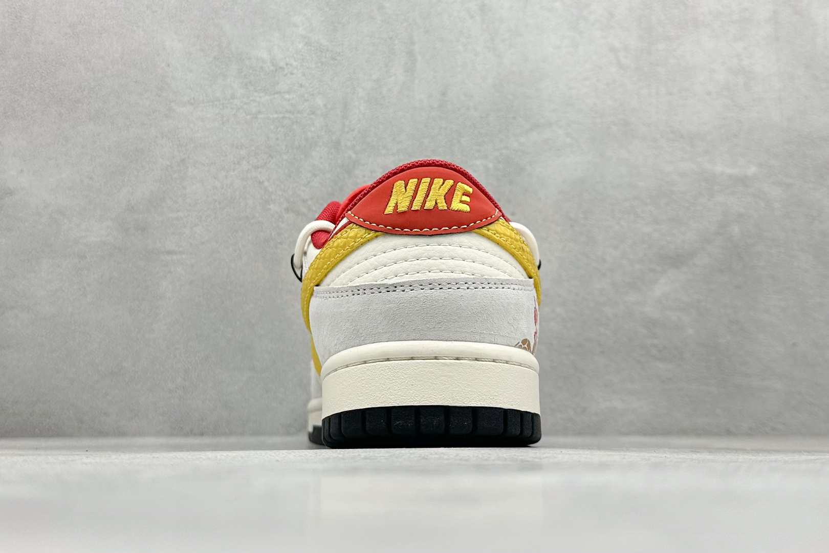 
Nike SB Dunk Low 蛇年限定 黄红双钩绑带
纯原大厂出品 极力推荐
原装头层材料 独家版