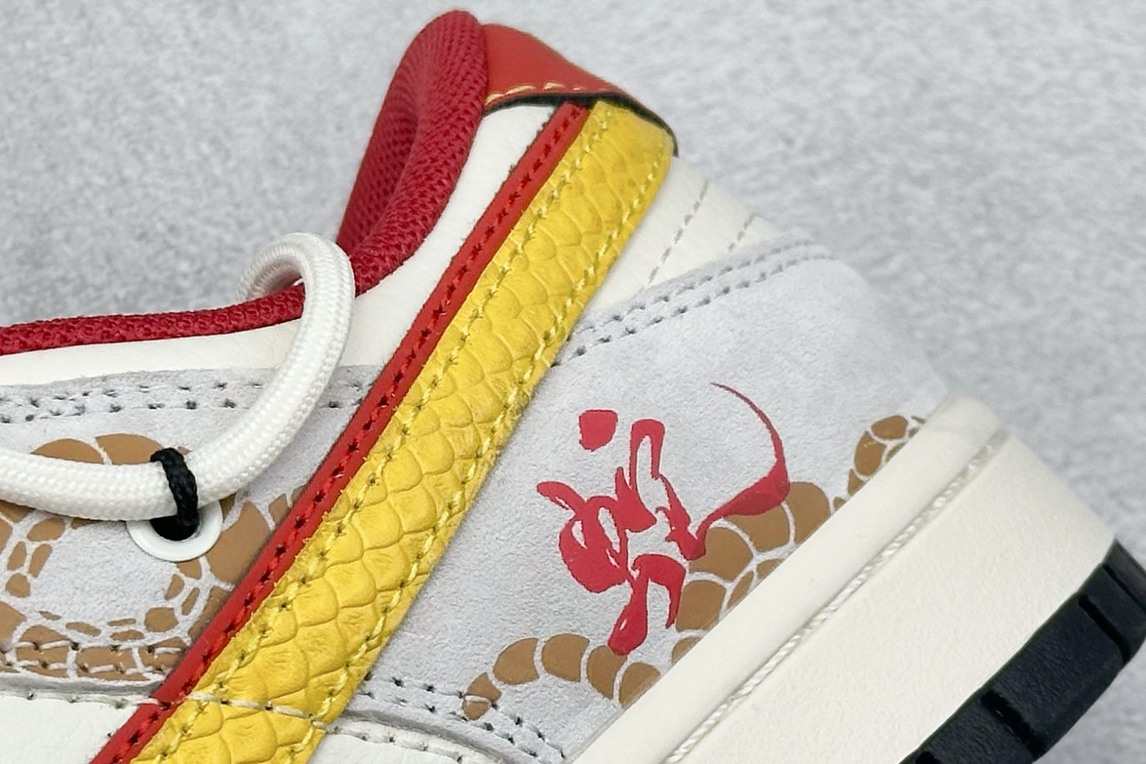 
Nike SB Dunk Low 蛇年限定 黄红双钩绑带
纯原大厂出品 极力推荐
原装头层材料 独家版