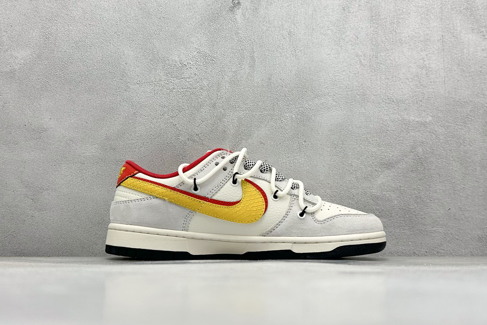 
Nike SB Dunk Low 蛇年限定 黄红双钩绑带
纯原大厂出品 极力推荐
原装头层材料 独家版