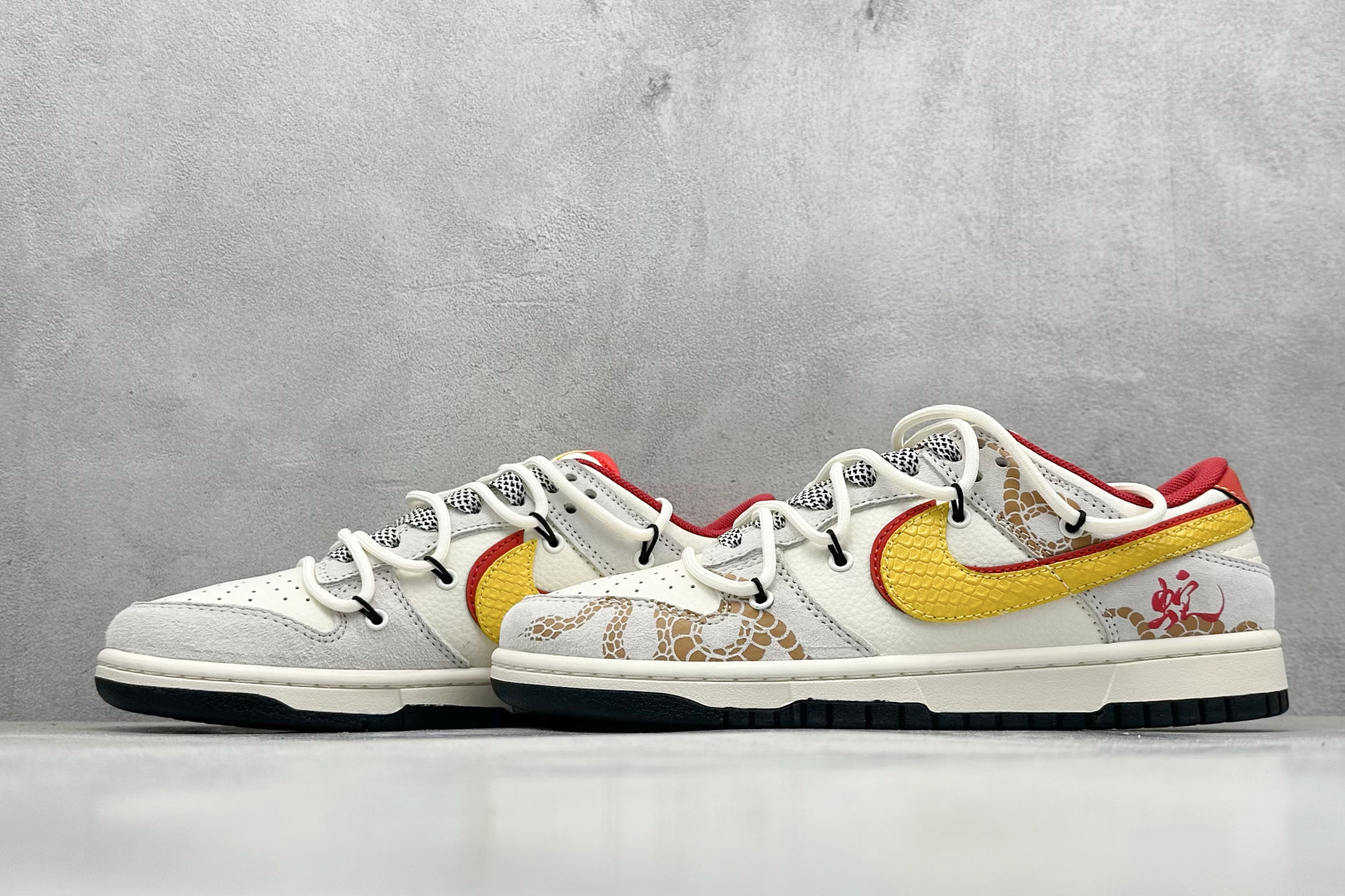 
Nike SB Dunk Low 蛇年限定 黄红双钩绑带
纯原大厂出品 极力推荐
原装头层材料 独家版