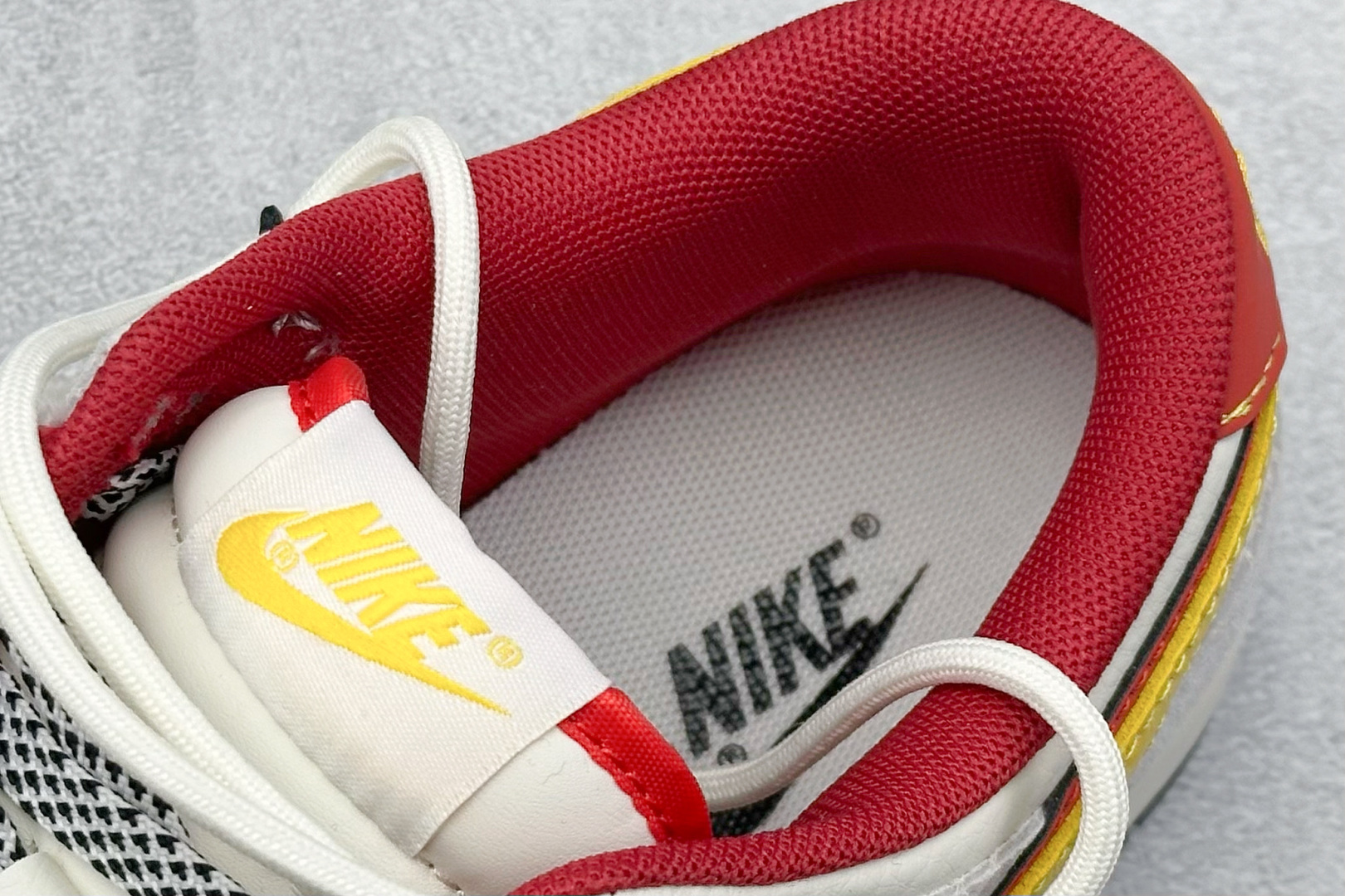 
Nike SB Dunk Low 蛇年限定 黄红双钩绑带
纯原大厂出品 极力推荐
原装头层材料 独家版