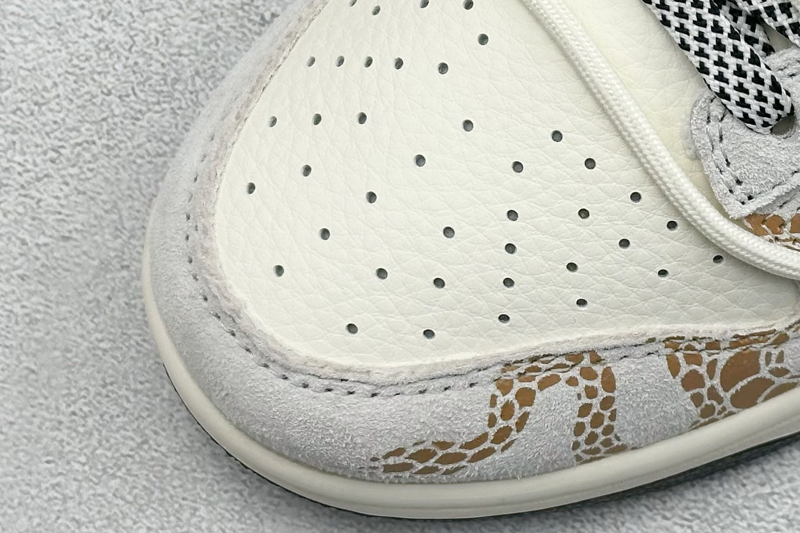
Nike SB Dunk Low 蛇年限定 黄红双钩绑带
纯原大厂出品 极力推荐
原装头层材料 独家版