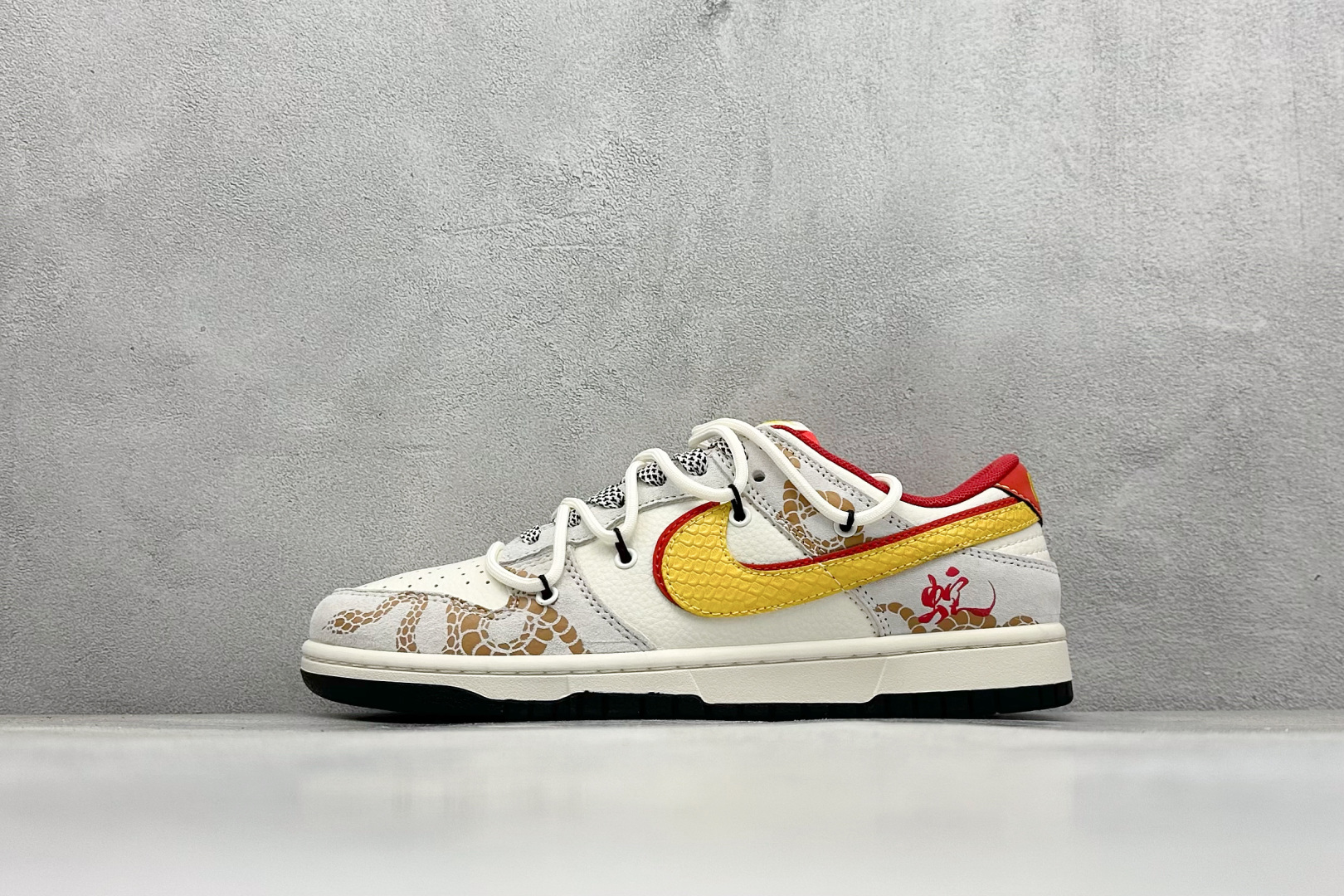 
Nike SB Dunk Low 蛇年限定 黄红双钩绑带
纯原大厂出品 极力推荐
原装头层材料 独家版