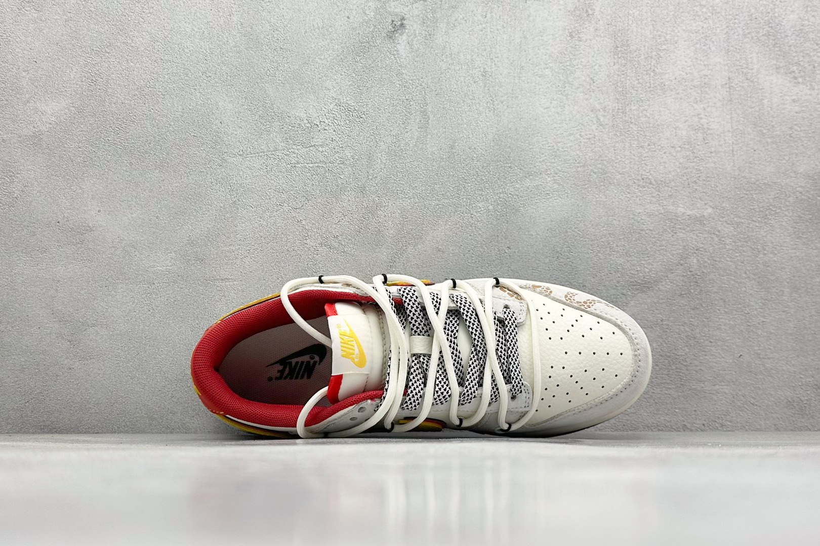 
Nike SB Dunk Low 蛇年限定 黄红双钩绑带
纯原大厂出品 极力推荐
原装头层材料 独家版