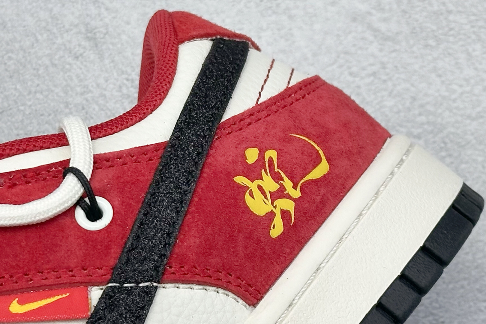 图片[9]-Nike SB Dunk Low 蛇年限定 白红黑钩绑带 纯原大厂出品 极力推荐 原装头层材料 独家版型蒸餾加工 帶來的是更好的视觉和脚感体验 大厂纯原品质出货 清洁度 电绣工艺 皮料切割干净无任何毛边 细节完美 货号：SJ2068 313 尺码：36 36.5 37.5 38 38.5 39 40 40.5 41 42 42.5 43 44 44.5 45-选品中心