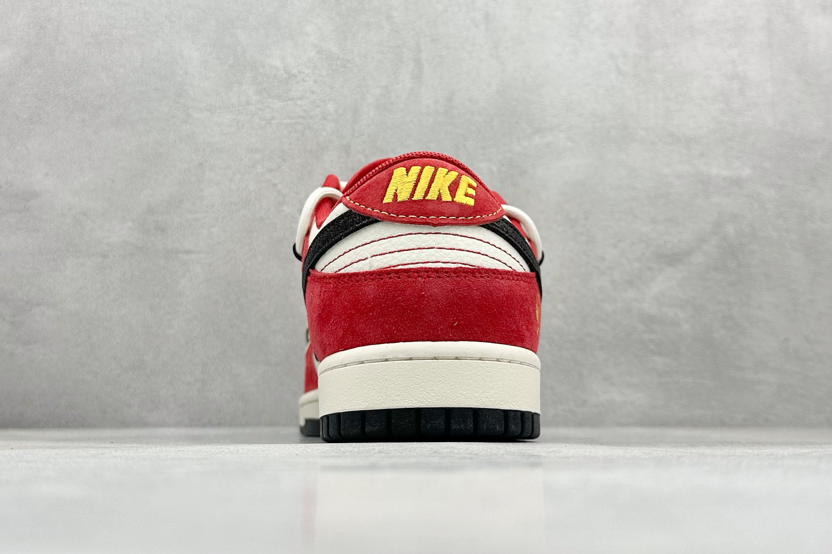 图片[6]-Nike SB Dunk Low 蛇年限定 白红黑钩绑带 纯原大厂出品 极力推荐 原装头层材料 独家版型蒸餾加工 帶來的是更好的视觉和脚感体验 大厂纯原品质出货 清洁度 电绣工艺 皮料切割干净无任何毛边 细节完美 货号：SJ2068 313 尺码：36 36.5 37.5 38 38.5 39 40 40.5 41 42 42.5 43 44 44.5 45-选品中心