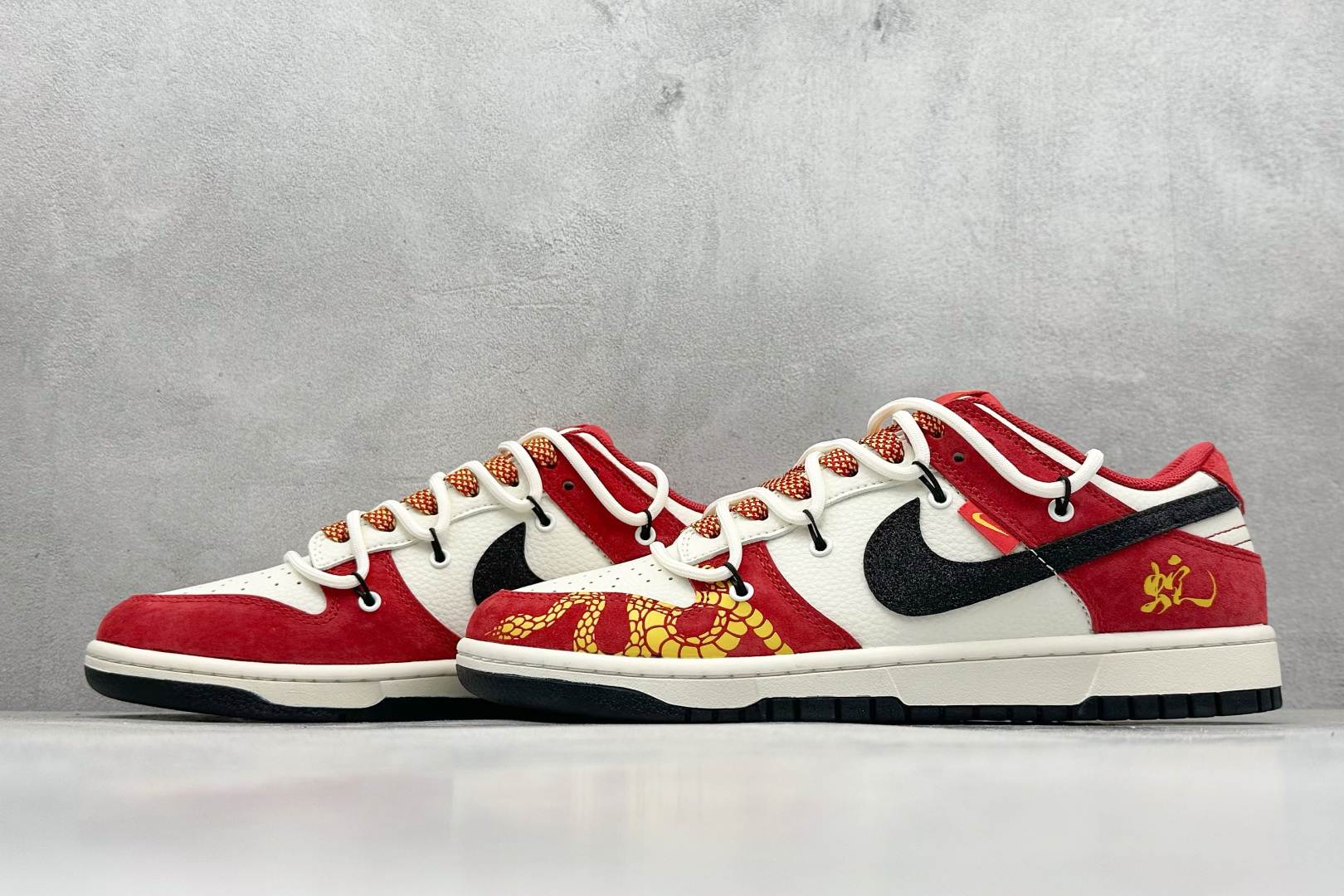 图片[5]-Nike SB Dunk Low 蛇年限定 白红黑钩绑带 纯原大厂出品 极力推荐 原装头层材料 独家版型蒸餾加工 帶來的是更好的视觉和脚感体验 大厂纯原品质出货 清洁度 电绣工艺 皮料切割干净无任何毛边 细节完美 货号：SJ2068 313 尺码：36 36.5 37.5 38 38.5 39 40 40.5 41 42 42.5 43 44 44.5 45-选品中心