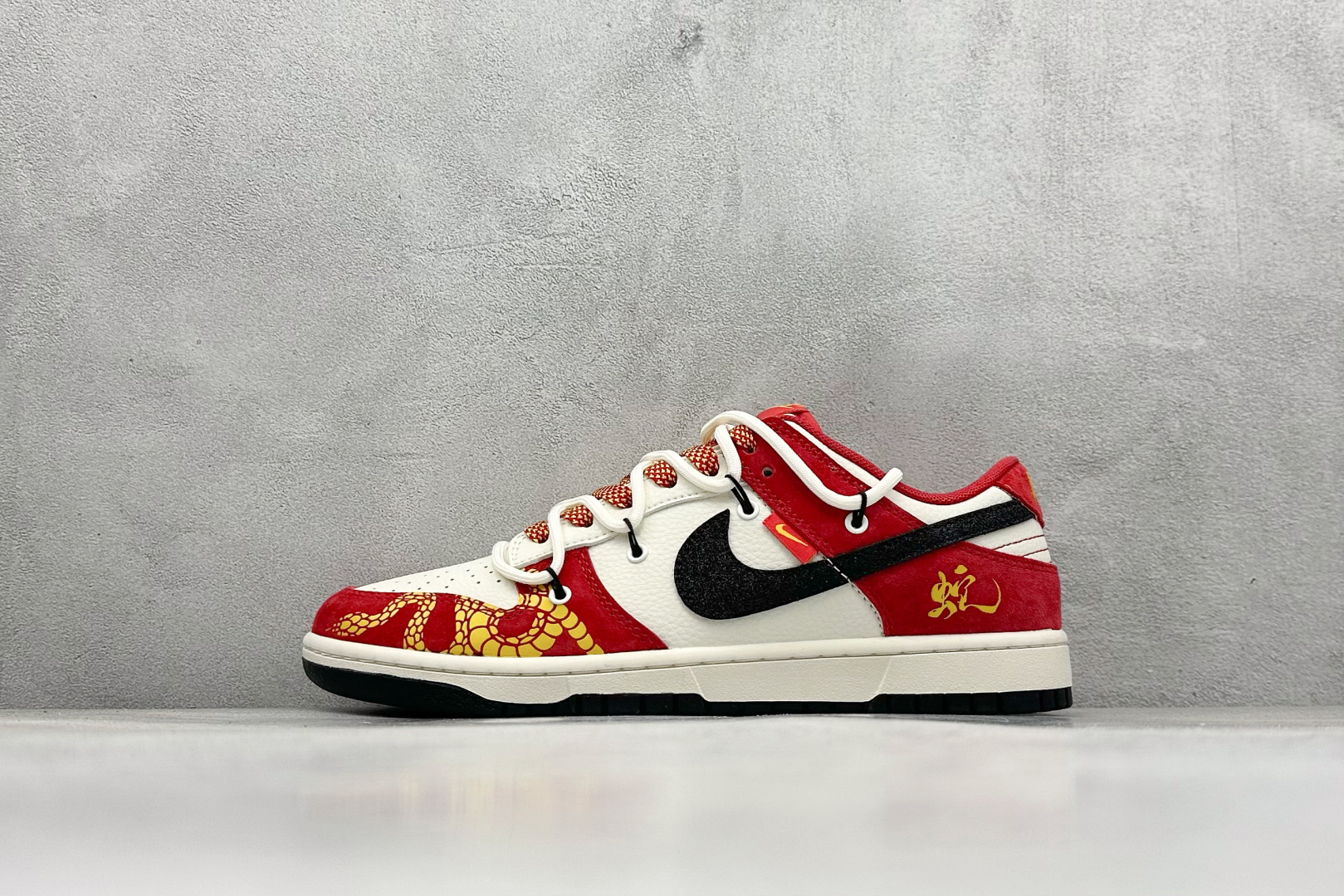 Nike SB Dunk Low 蛇年限定 白红黑钩绑带 纯原大厂出品 极力推荐 原装头层材料 独家版型蒸餾加工 帶來的是更好的视觉和脚感体验 大厂纯原品质出货 清洁度 电绣工艺 皮料切割干净无任何毛边 细节完美 货号：SJ2068 313 尺码：36 36.5 37.5 38 38.5 39 40 40.5 41 42 42.5 43 44 44.5 45-选品中心