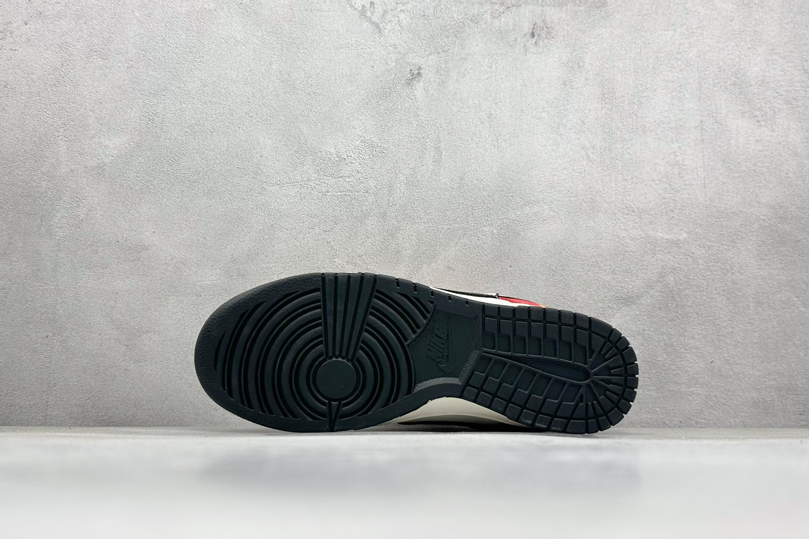 图片[4]-Nike SB Dunk Low 蛇年限定 白红黑钩绑带 纯原大厂出品 极力推荐 原装头层材料 独家版型蒸餾加工 帶來的是更好的视觉和脚感体验 大厂纯原品质出货 清洁度 电绣工艺 皮料切割干净无任何毛边 细节完美 货号：SJ2068 313 尺码：36 36.5 37.5 38 38.5 39 40 40.5 41 42 42.5 43 44 44.5 45-选品中心