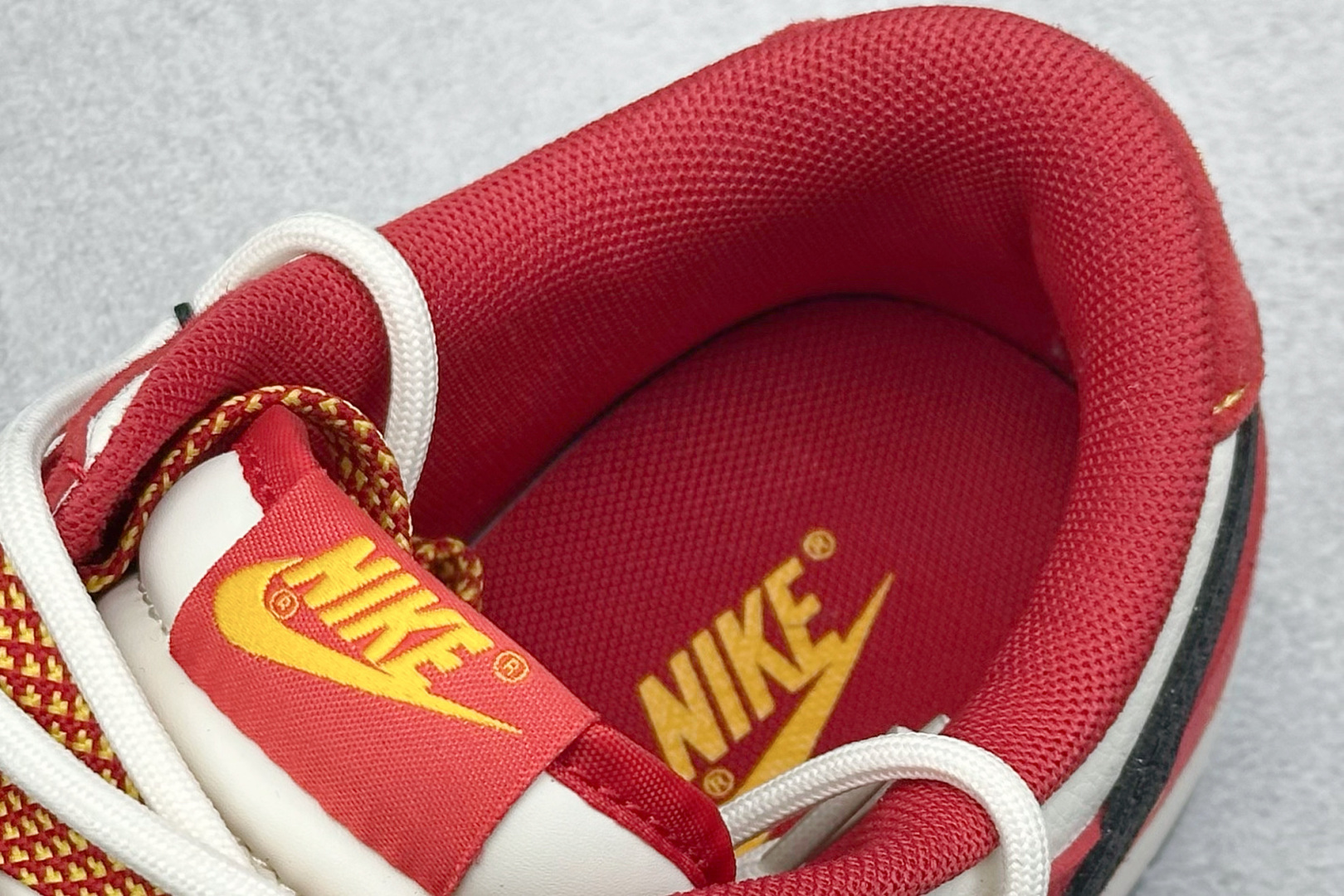 图片[8]-Nike SB Dunk Low 蛇年限定 白红黑钩绑带 纯原大厂出品 极力推荐 原装头层材料 独家版型蒸餾加工 帶來的是更好的视觉和脚感体验 大厂纯原品质出货 清洁度 电绣工艺 皮料切割干净无任何毛边 细节完美 货号：SJ2068 313 尺码：36 36.5 37.5 38 38.5 39 40 40.5 41 42 42.5 43 44 44.5 45-选品中心