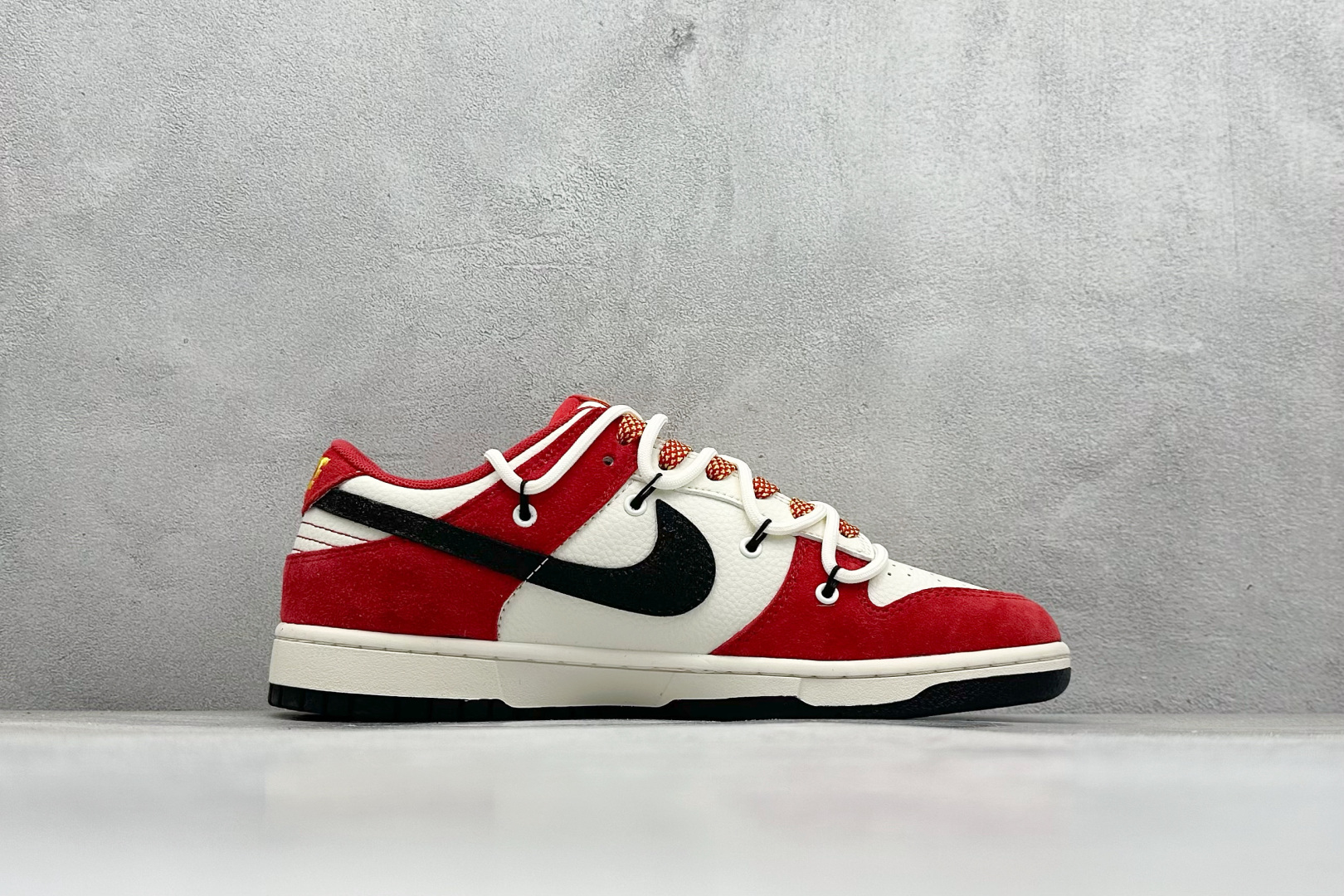 图片[2]-Nike SB Dunk Low 蛇年限定 白红黑钩绑带 纯原大厂出品 极力推荐 原装头层材料 独家版型蒸餾加工 帶來的是更好的视觉和脚感体验 大厂纯原品质出货 清洁度 电绣工艺 皮料切割干净无任何毛边 细节完美 货号：SJ2068 313 尺码：36 36.5 37.5 38 38.5 39 40 40.5 41 42 42.5 43 44 44.5 45-选品中心