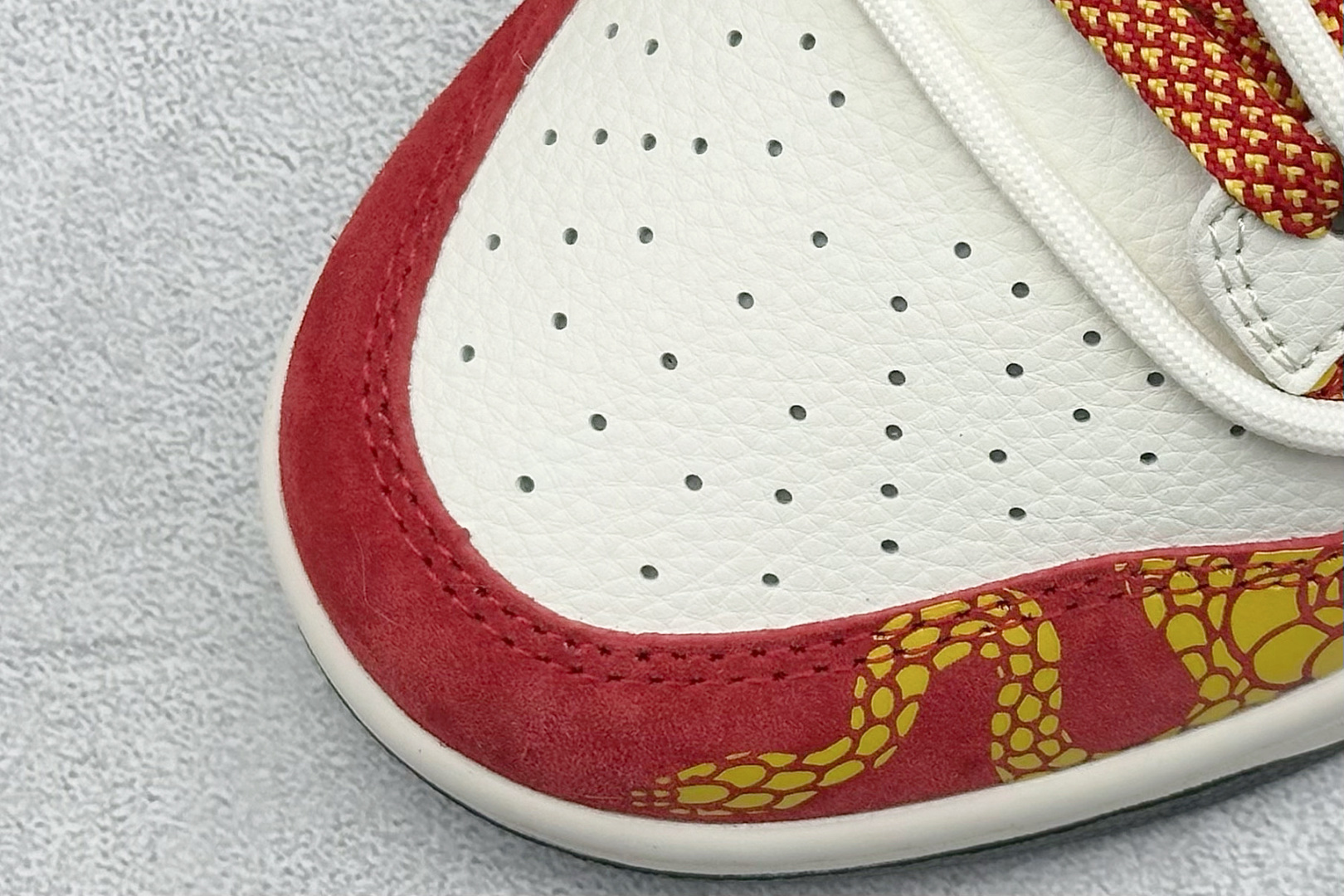 图片[7]-Nike SB Dunk Low 蛇年限定 白红黑钩绑带 纯原大厂出品 极力推荐 原装头层材料 独家版型蒸餾加工 帶來的是更好的视觉和脚感体验 大厂纯原品质出货 清洁度 电绣工艺 皮料切割干净无任何毛边 细节完美 货号：SJ2068 313 尺码：36 36.5 37.5 38 38.5 39 40 40.5 41 42 42.5 43 44 44.5 45-选品中心