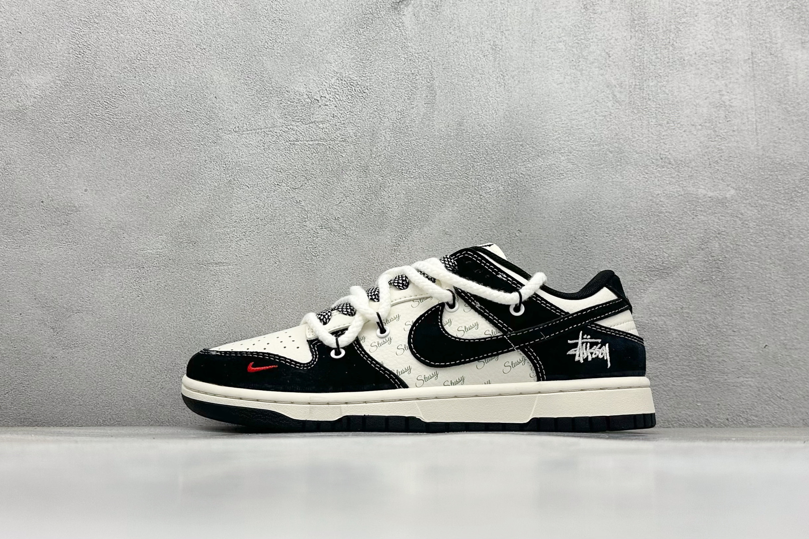 Nike SB Dunk Low x Stussy 米黑红小钩绑带 纯原大厂出品 极力推荐 原装头层材料 独家版型蒸餾加工 帶來的是更好的视觉和脚感体验 大厂纯原品质出货 清洁度 电绣工艺 皮料切割干净无任何毛边 细节完美 货号：SJ2068 311 尺码：36 36.5 37.5 38 38.5 39 40 40.5 41 42 42.5 43 44 44.5 45-选品中心