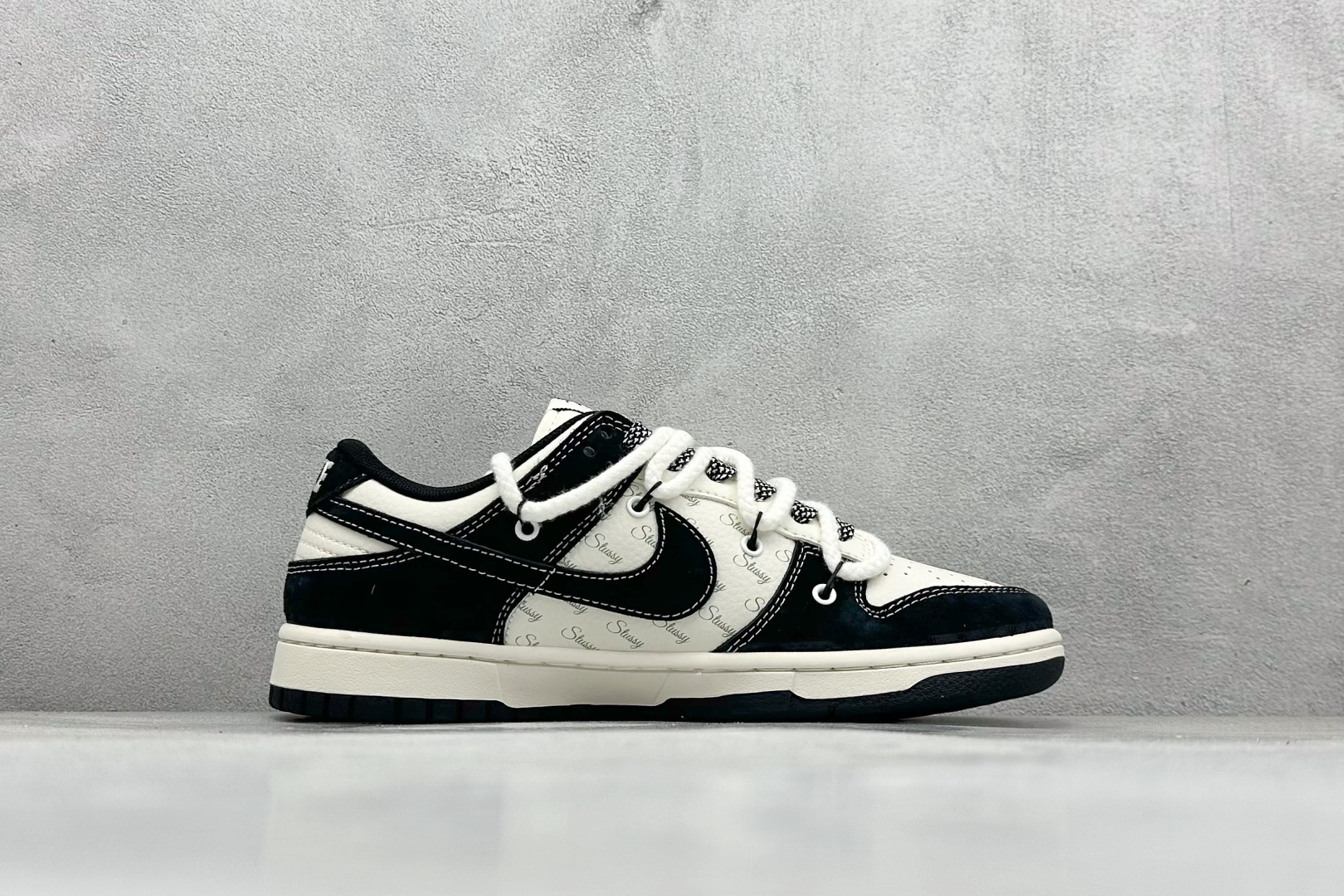 图片[2]-Nike SB Dunk Low x Stussy 米黑红小钩绑带 纯原大厂出品 极力推荐 原装头层材料 独家版型蒸餾加工 帶來的是更好的视觉和脚感体验 大厂纯原品质出货 清洁度 电绣工艺 皮料切割干净无任何毛边 细节完美 货号：SJ2068 311 尺码：36 36.5 37.5 38 38.5 39 40 40.5 41 42 42.5 43 44 44.5 45-选品中心