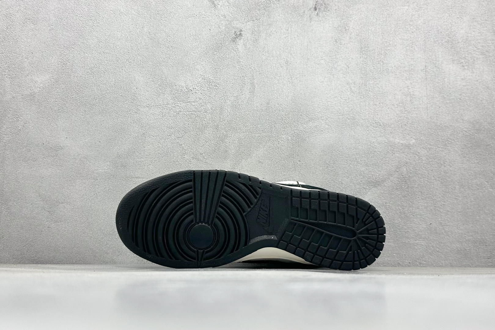 图片[4]-Nike SB Dunk Low x Stussy 米黑红小钩绑带 纯原大厂出品 极力推荐 原装头层材料 独家版型蒸餾加工 帶來的是更好的视觉和脚感体验 大厂纯原品质出货 清洁度 电绣工艺 皮料切割干净无任何毛边 细节完美 货号：SJ2068 311 尺码：36 36.5 37.5 38 38.5 39 40 40.5 41 42 42.5 43 44 44.5 45-选品中心