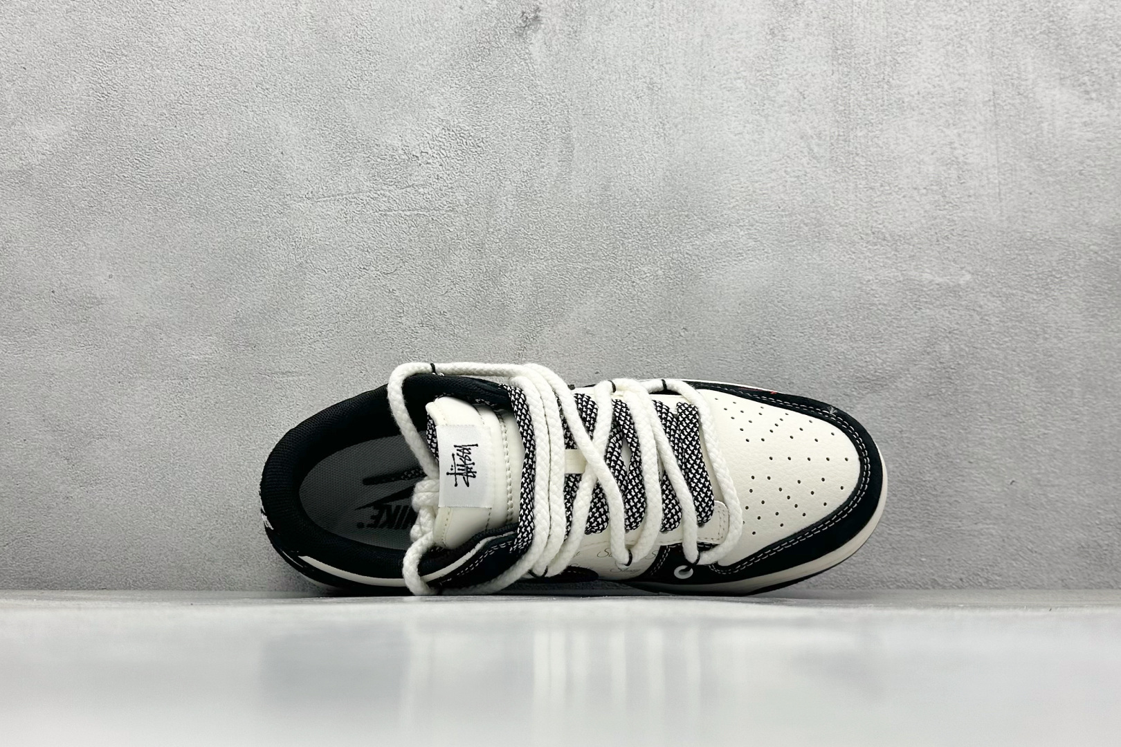 图片[3]-Nike SB Dunk Low x Stussy 米黑红小钩绑带 纯原大厂出品 极力推荐 原装头层材料 独家版型蒸餾加工 帶來的是更好的视觉和脚感体验 大厂纯原品质出货 清洁度 电绣工艺 皮料切割干净无任何毛边 细节完美 货号：SJ2068 311 尺码：36 36.5 37.5 38 38.5 39 40 40.5 41 42 42.5 43 44 44.5 45-选品中心