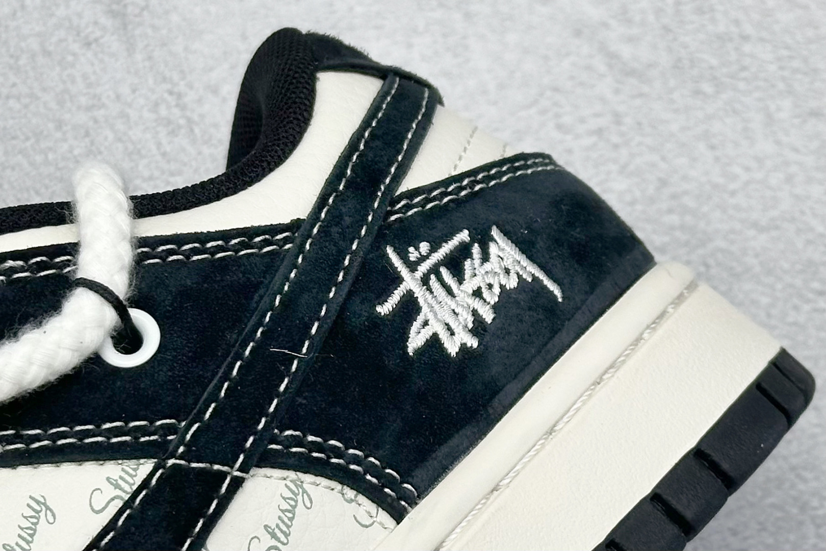 图片[9]-Nike SB Dunk Low x Stussy 米黑红小钩绑带 纯原大厂出品 极力推荐 原装头层材料 独家版型蒸餾加工 帶來的是更好的视觉和脚感体验 大厂纯原品质出货 清洁度 电绣工艺 皮料切割干净无任何毛边 细节完美 货号：SJ2068 311 尺码：36 36.5 37.5 38 38.5 39 40 40.5 41 42 42.5 43 44 44.5 45-选品中心