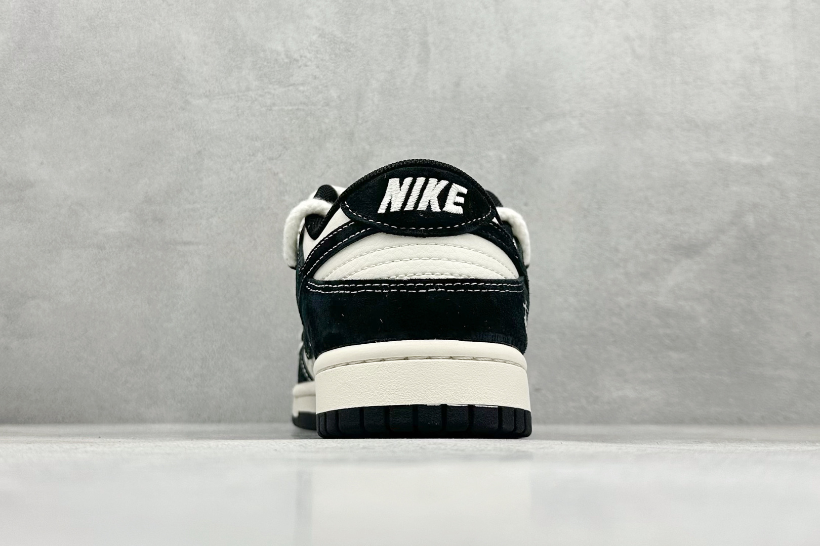 图片[6]-Nike SB Dunk Low x Stussy 米黑红小钩绑带 纯原大厂出品 极力推荐 原装头层材料 独家版型蒸餾加工 帶來的是更好的视觉和脚感体验 大厂纯原品质出货 清洁度 电绣工艺 皮料切割干净无任何毛边 细节完美 货号：SJ2068 311 尺码：36 36.5 37.5 38 38.5 39 40 40.5 41 42 42.5 43 44 44.5 45-选品中心