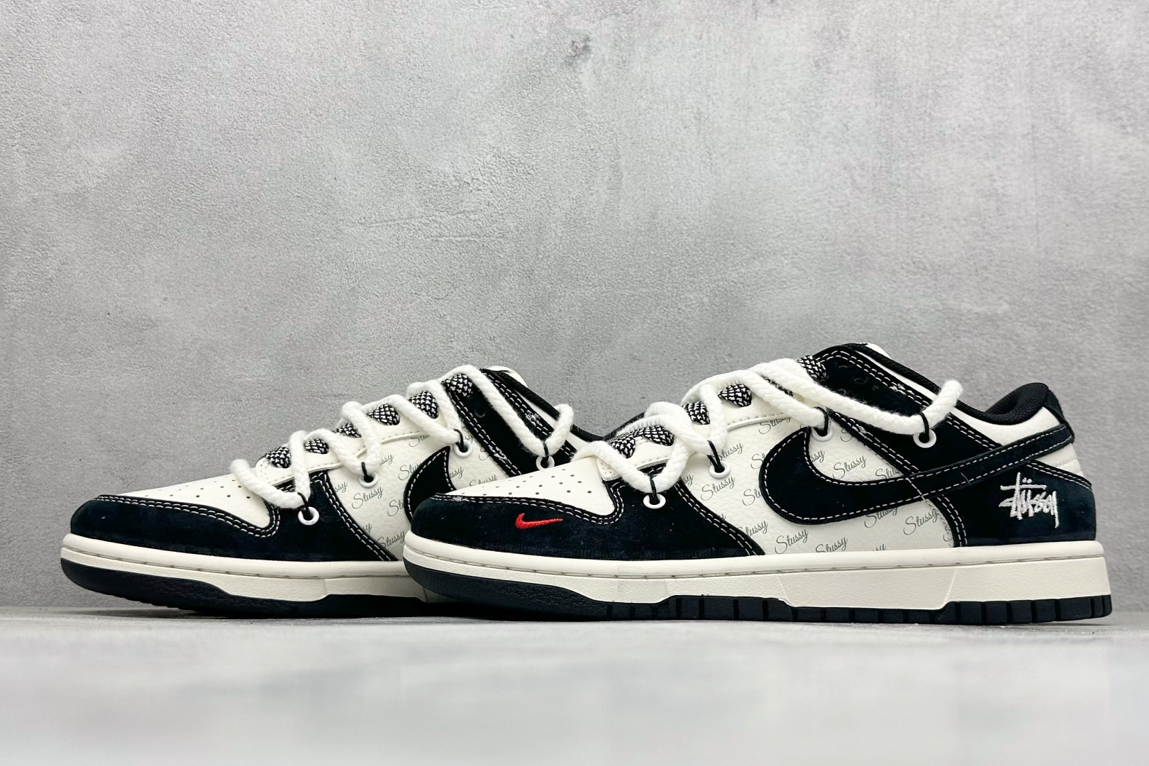 图片[5]-Nike SB Dunk Low x Stussy 米黑红小钩绑带 纯原大厂出品 极力推荐 原装头层材料 独家版型蒸餾加工 帶來的是更好的视觉和脚感体验 大厂纯原品质出货 清洁度 电绣工艺 皮料切割干净无任何毛边 细节完美 货号：SJ2068 311 尺码：36 36.5 37.5 38 38.5 39 40 40.5 41 42 42.5 43 44 44.5 45-选品中心