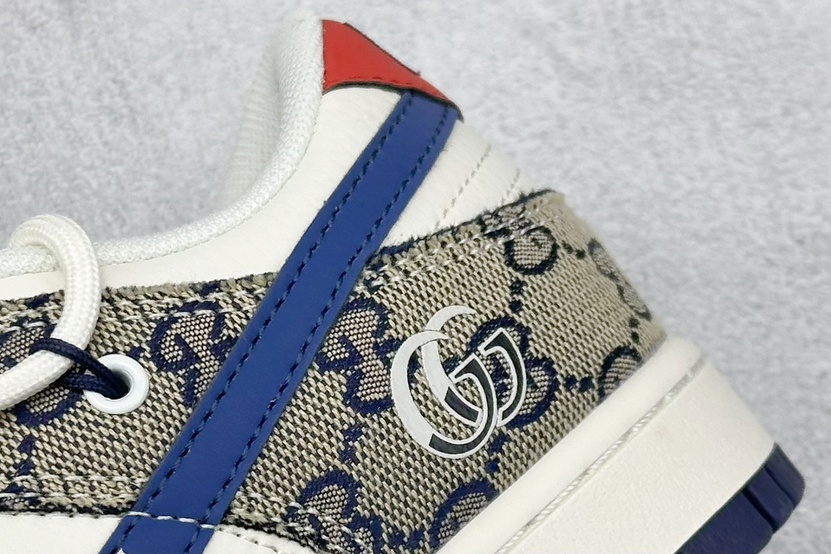 图片[9]-Nike SB Dunk Low x GUCCI 白灰蓝绑带 纯原大厂出品 极力推荐 原装头层材料 独家版型蒸餾加工 帶來的是更好的视觉和脚感体验 大厂纯原品质出货 清洁度 电绣工艺 皮料切割干净无任何毛边 细节完美 货号：SJ2068 317 尺码：36 36.5 37.5 38 38.5 39 40 40.5 41 42 42.5 43 44 44.5 45-选品中心