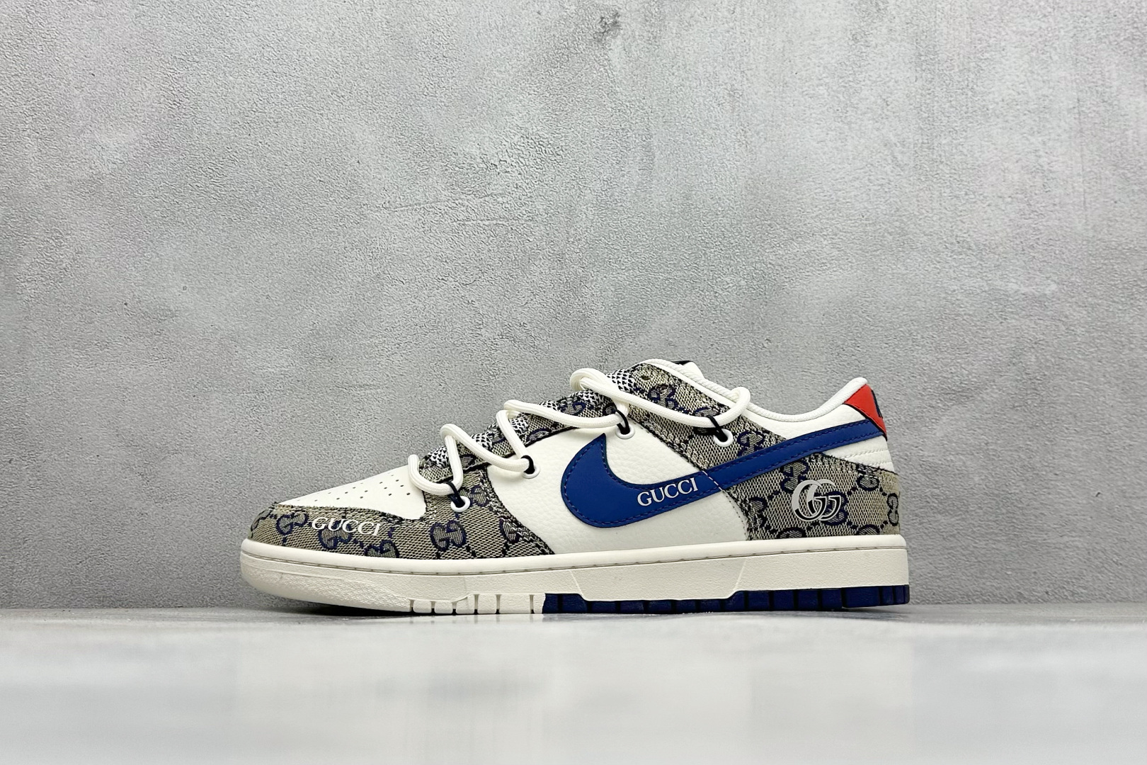 Nike SB Dunk Low x GUCCI 白灰蓝绑带 纯原大厂出品 极力推荐 原装头层材料 独家版型蒸餾加工 帶來的是更好的视觉和脚感体验 大厂纯原品质出货 清洁度 电绣工艺 皮料切割干净无任何毛边 细节完美 货号：SJ2068 317 尺码：36 36.5 37.5 38 38.5 39 40 40.5 41 42 42.5 43 44 44.5 45-选品中心